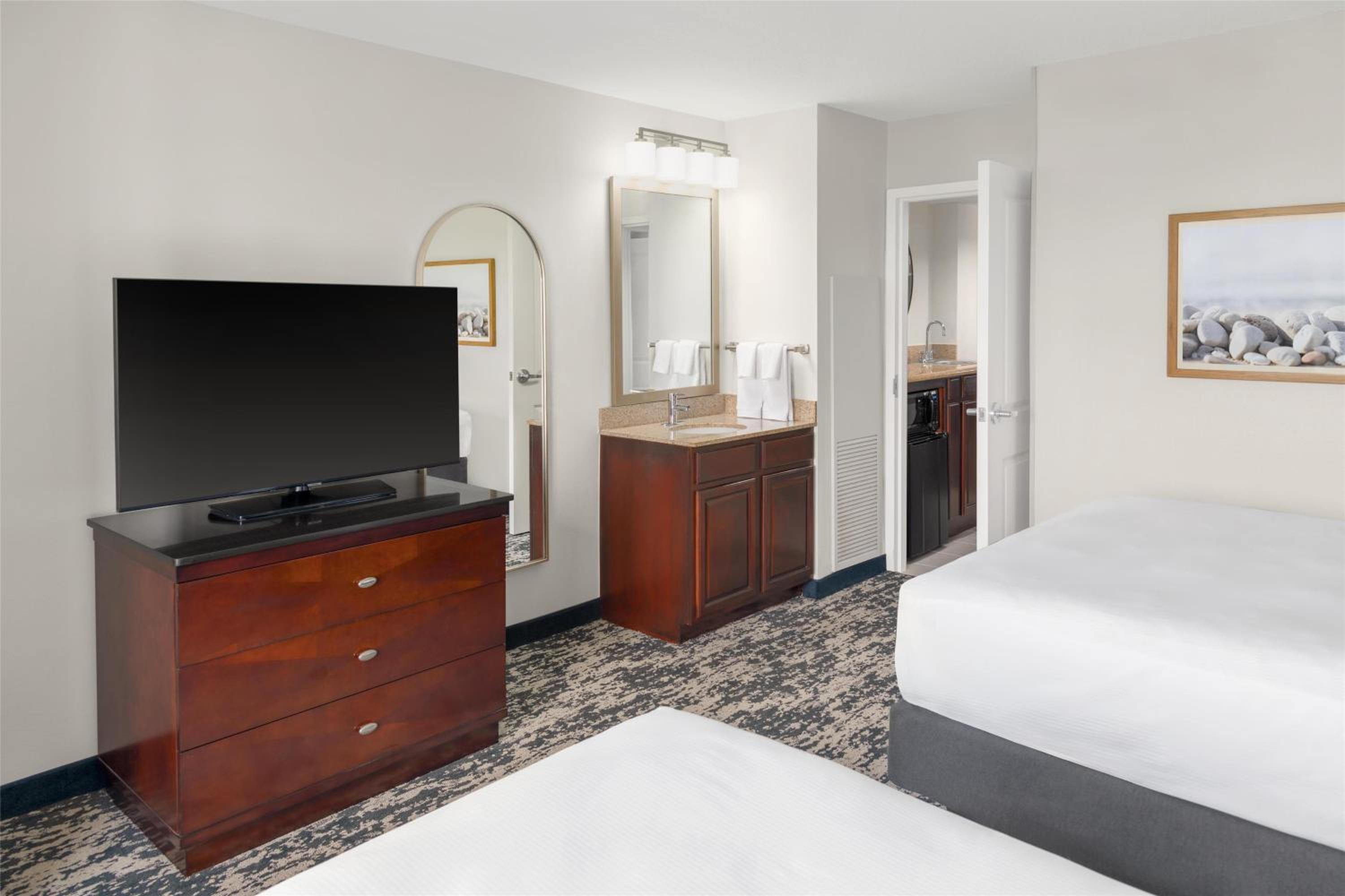 Two-Bedroom Suite with Two Queen Beds - Corner - Photo 2
