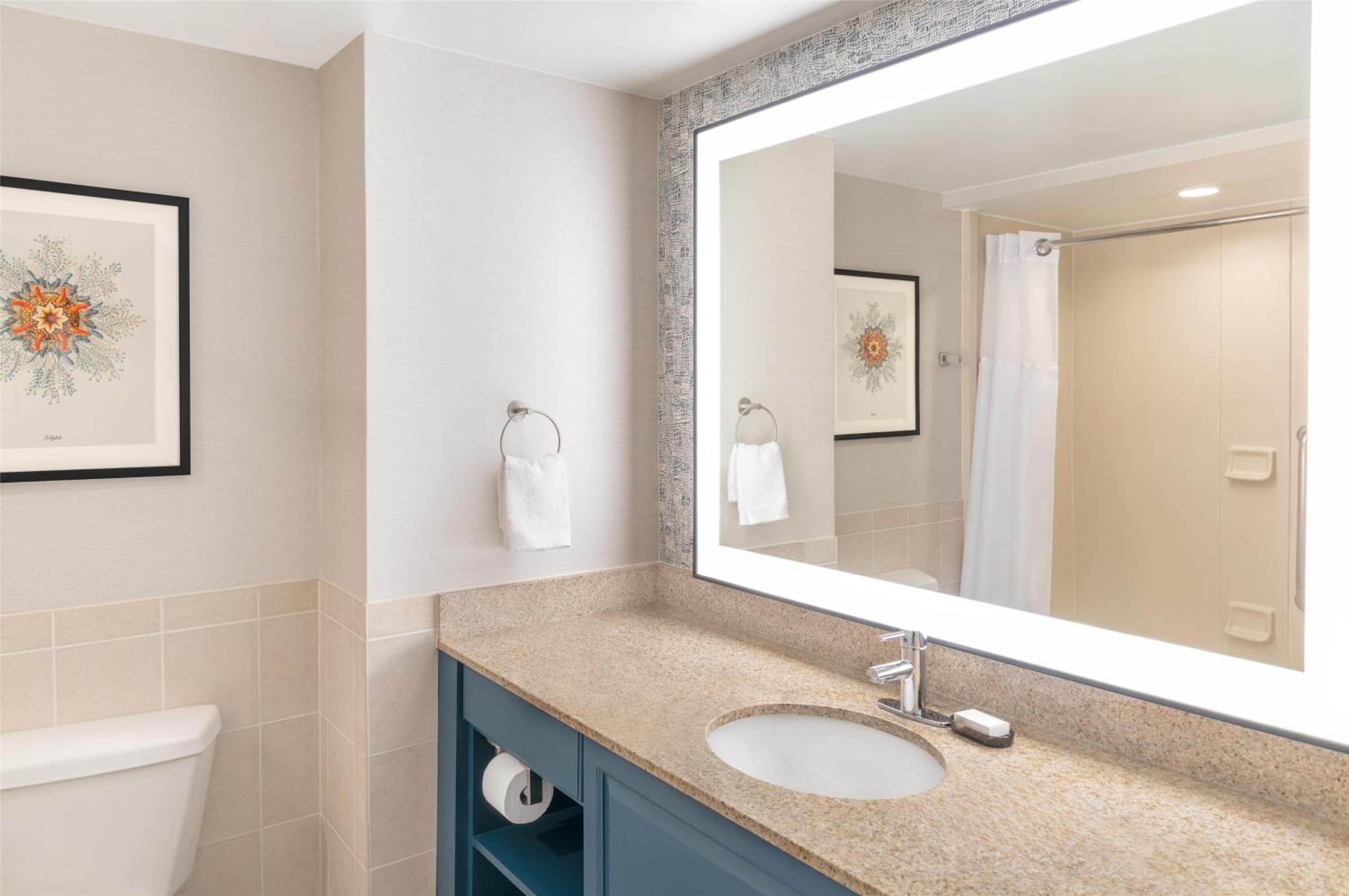 Two-Bedroom Suite with Two Queen Beds - Corner - Photo 4