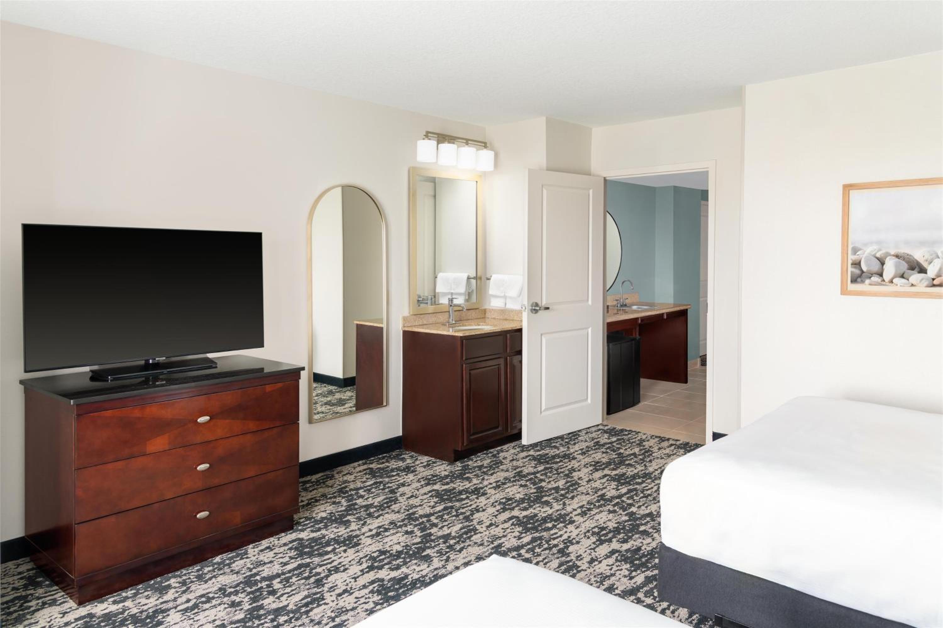 Two-Bedroom Suite with Two Queen Beds - Corner - Photo 5