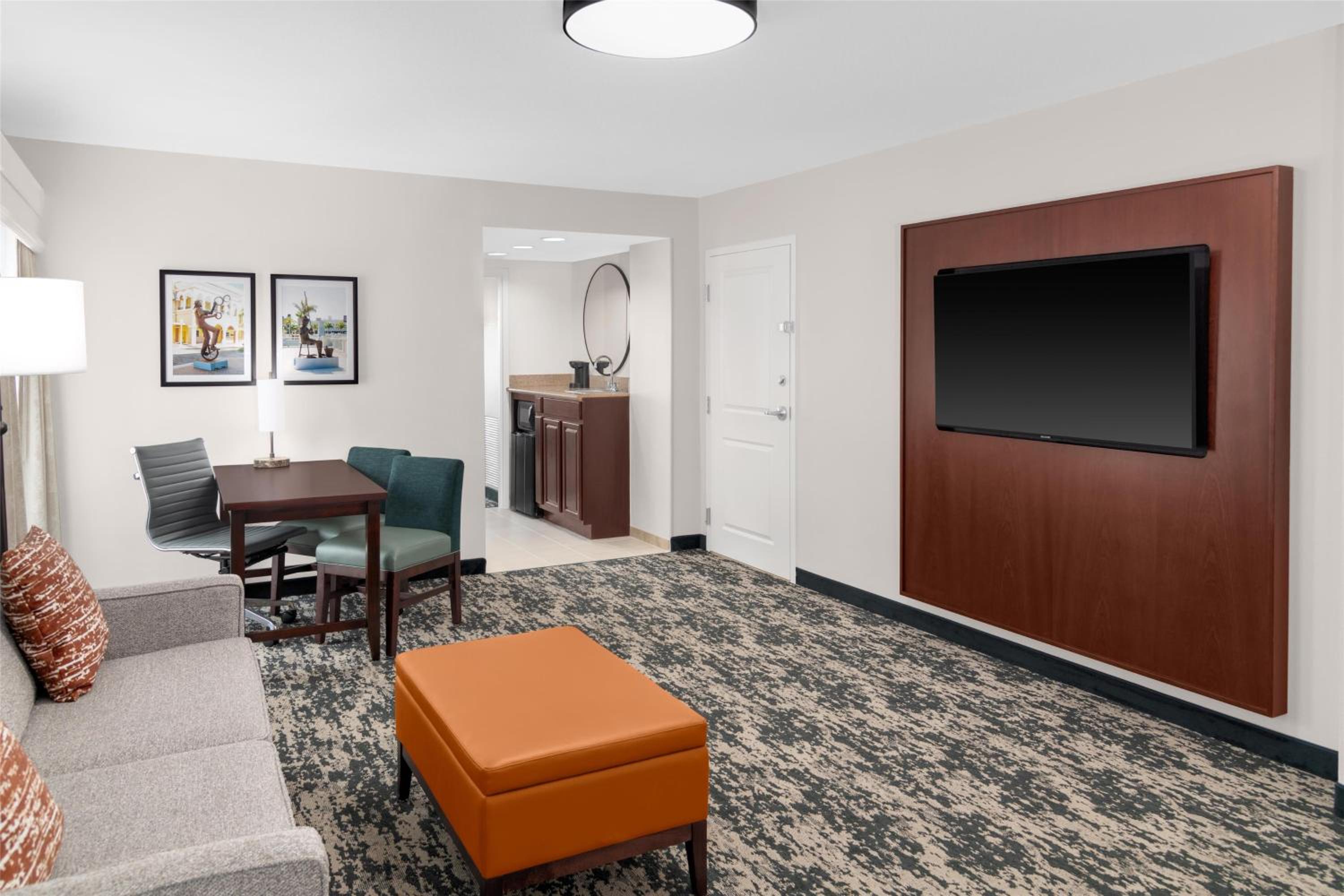 Two-Bedroom Suite with Two Queen Beds - Corner - Photo 7