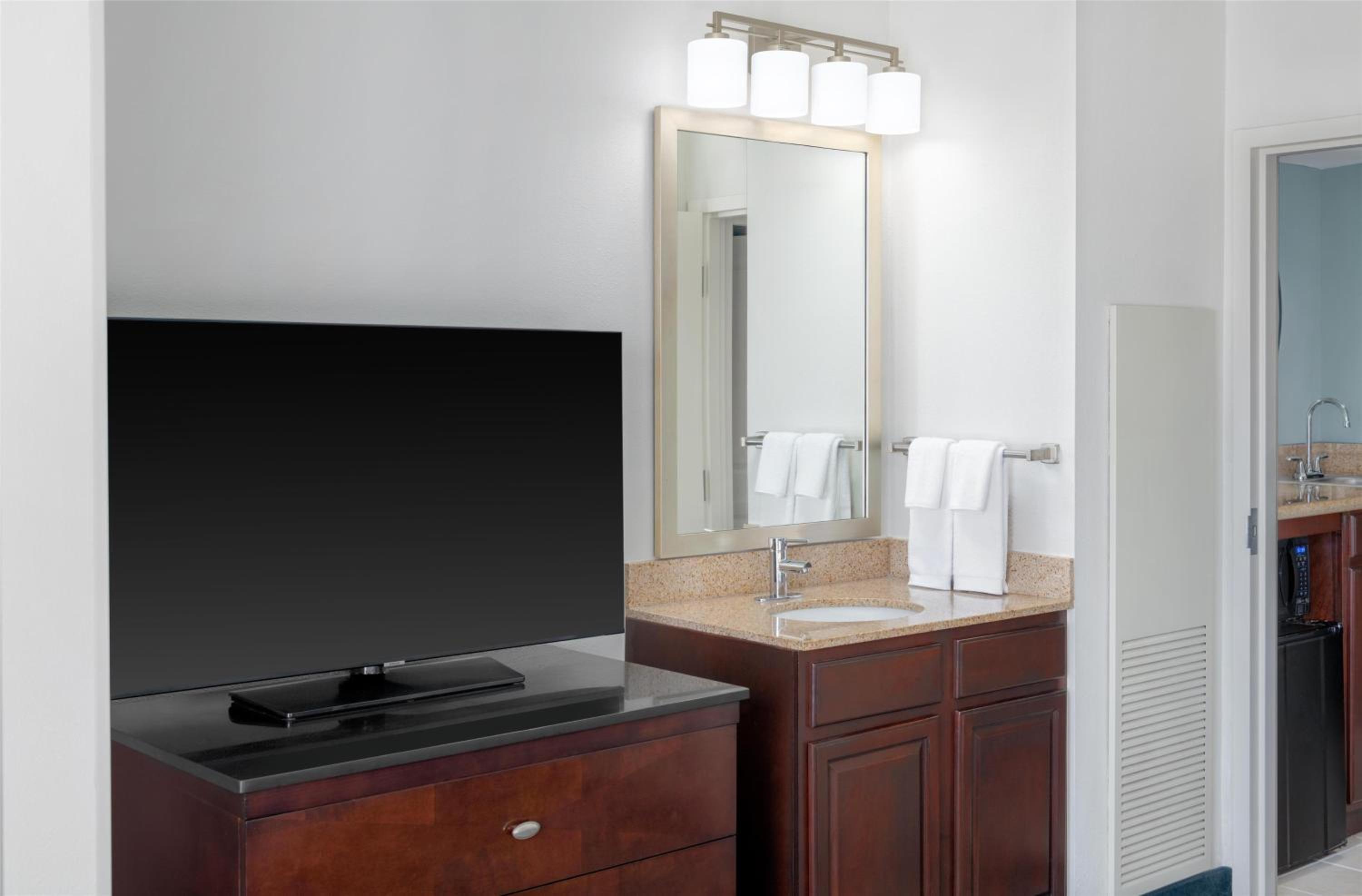 Two-Bedroom Suite with Two Queen Beds - Corner - Photo 8