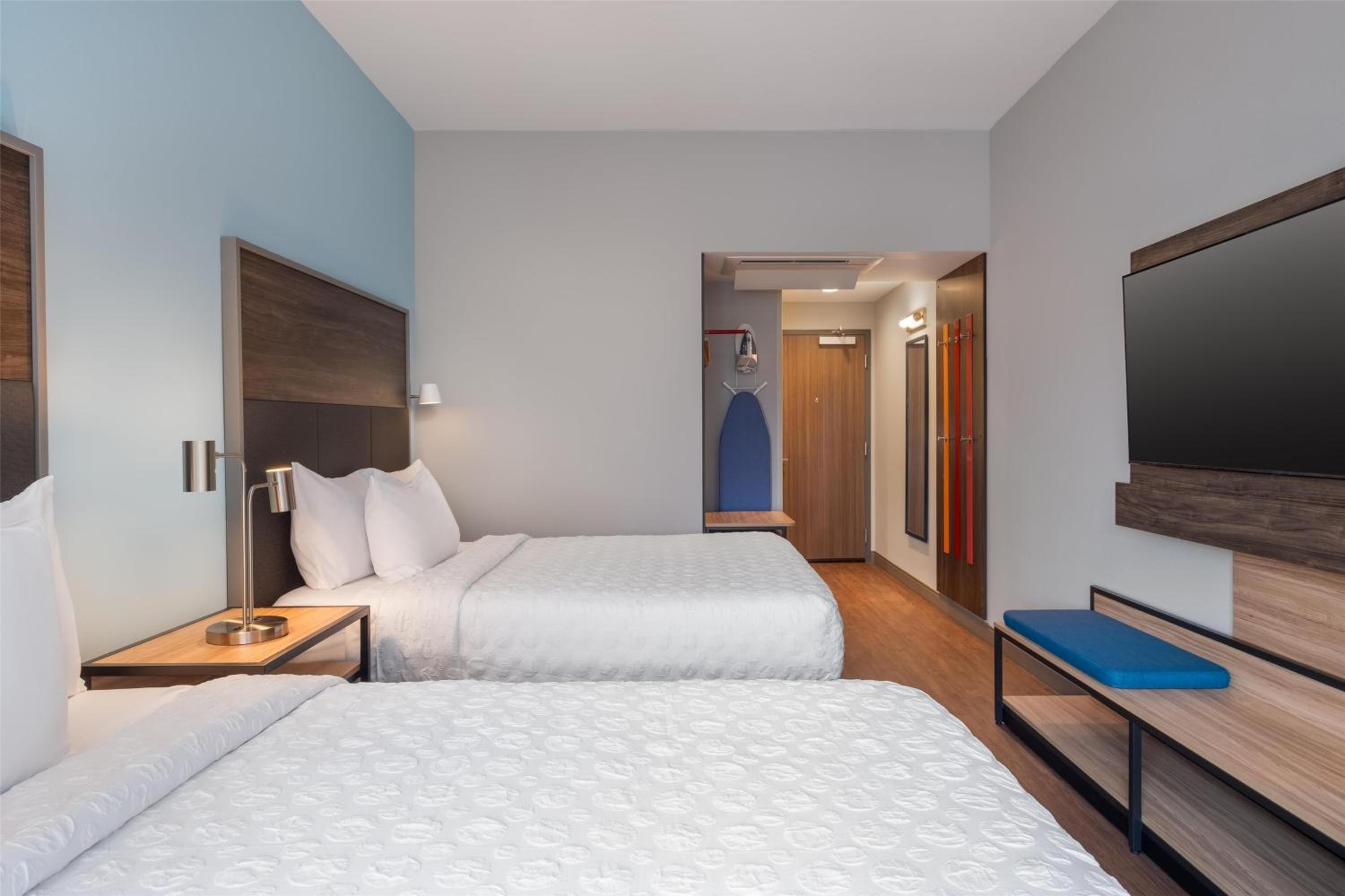 Queen Room with Two Queen Beds and Walk-In Shower - Photo 6