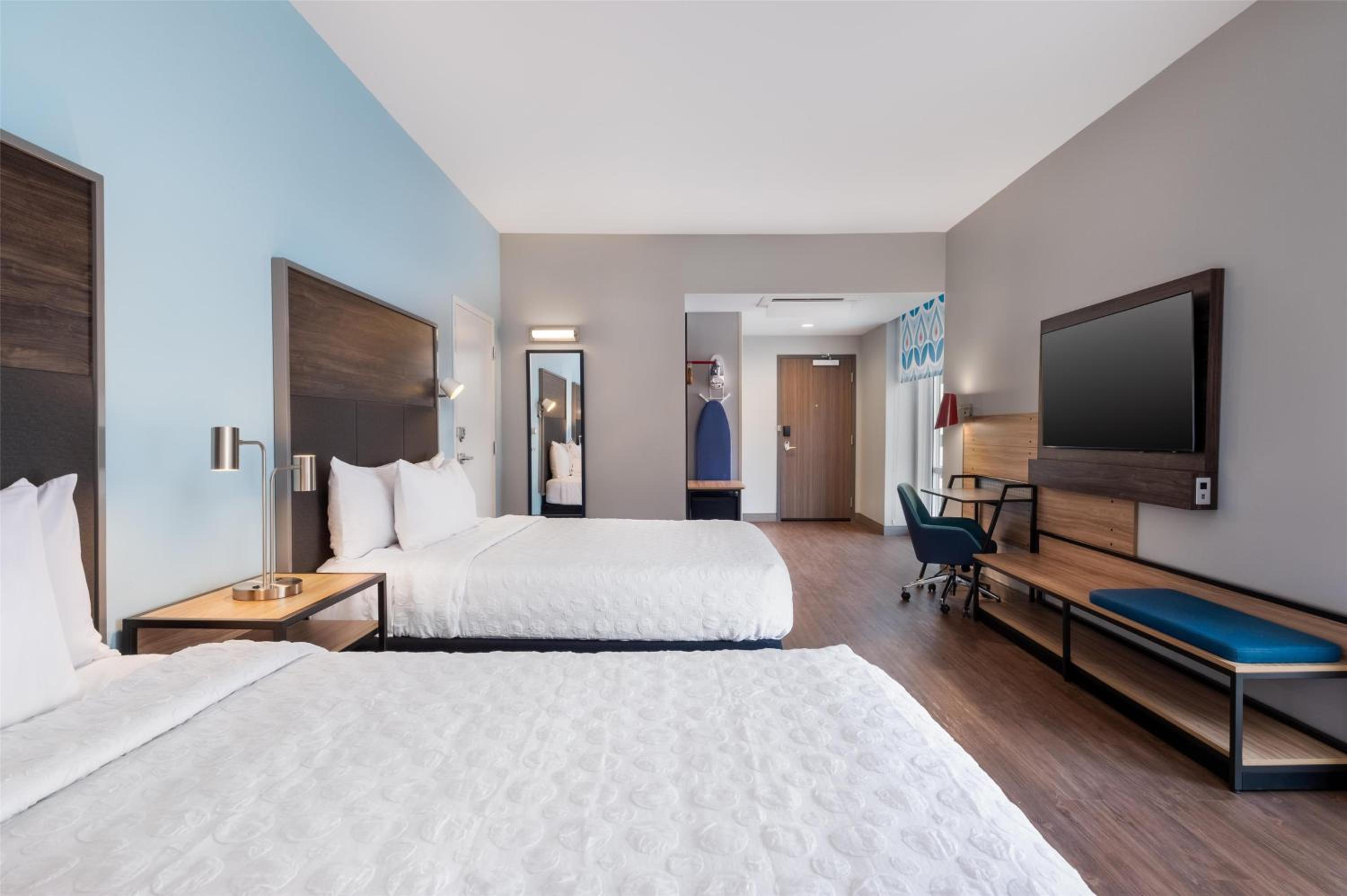 Queen Room with Two Queen Beds and Walk-In Shower - Photo 5
