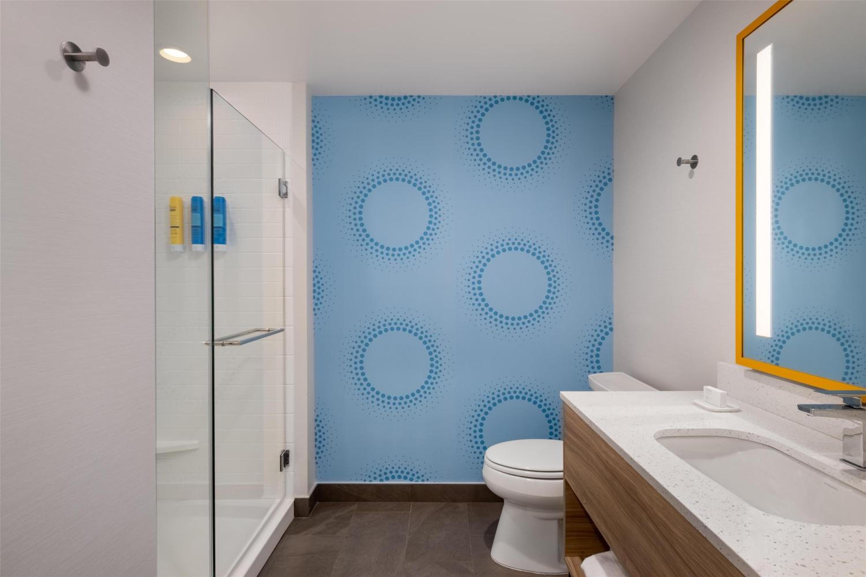 King Room with Walk-In Shower - Photo 3