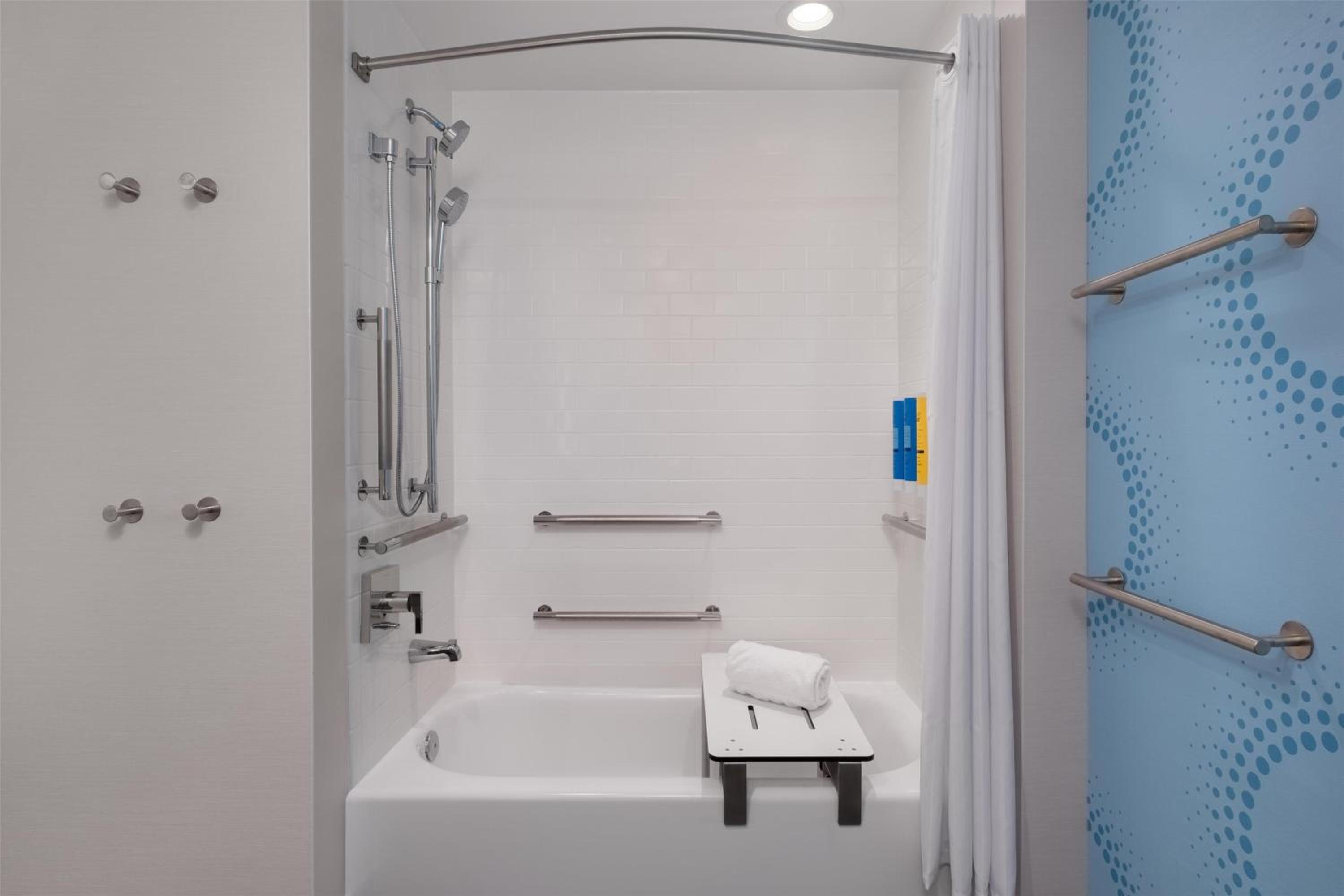 King Room with Bath Tub - Mobility Access - Photo 2