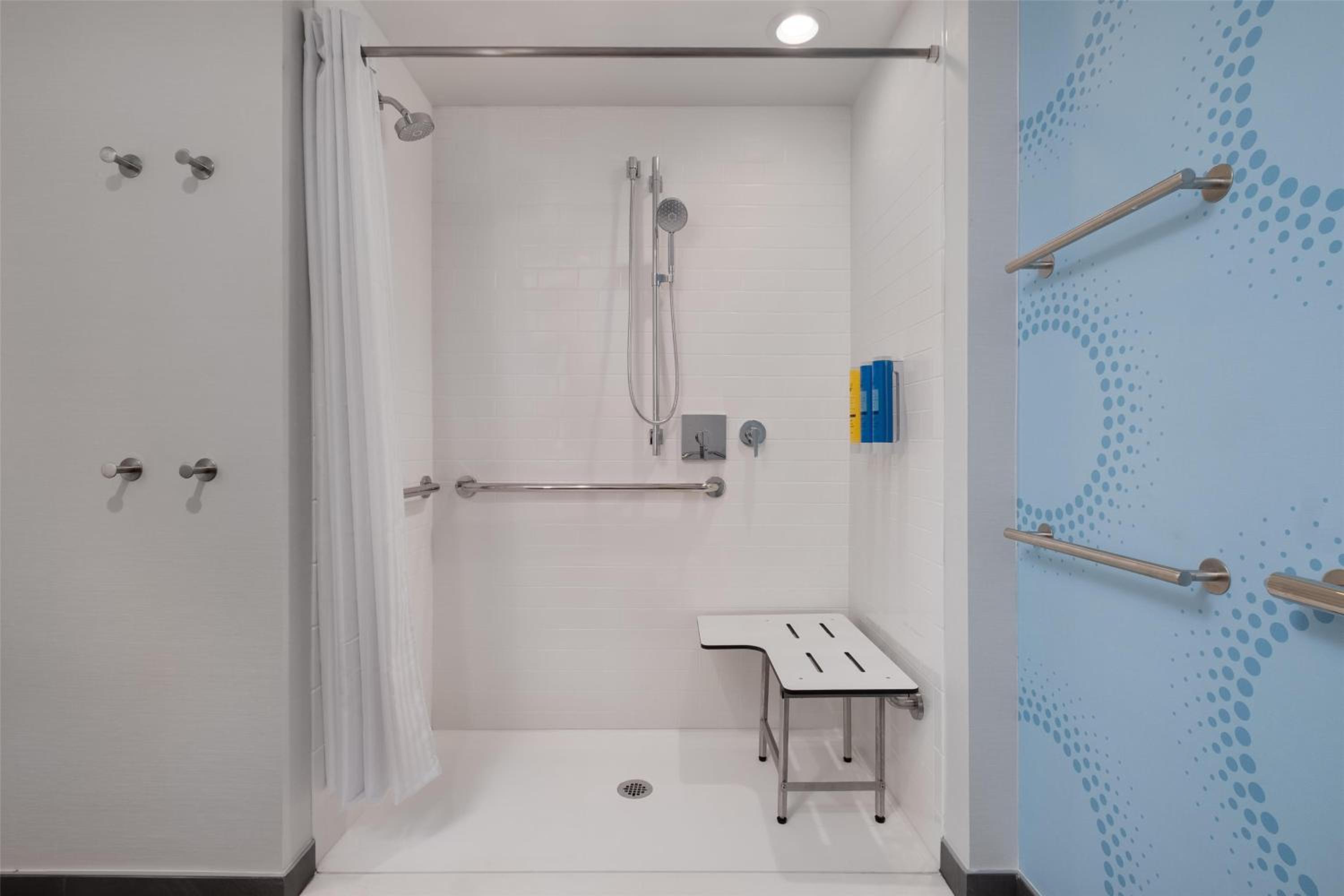 King Room with Roll-In Shower - Mobility and Hearing Access - Photo 3