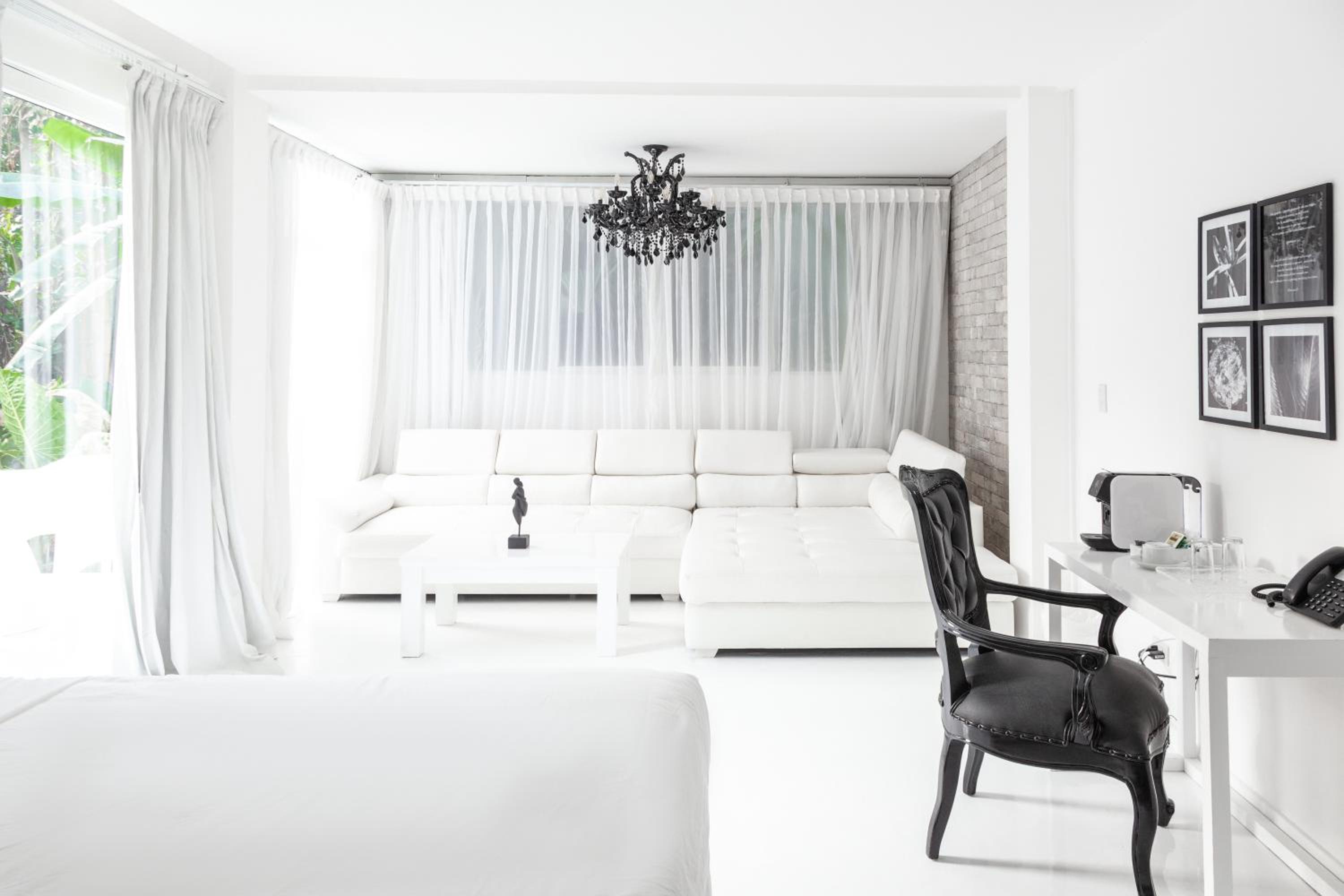 Junior Suite with Private Pool - Photo 5