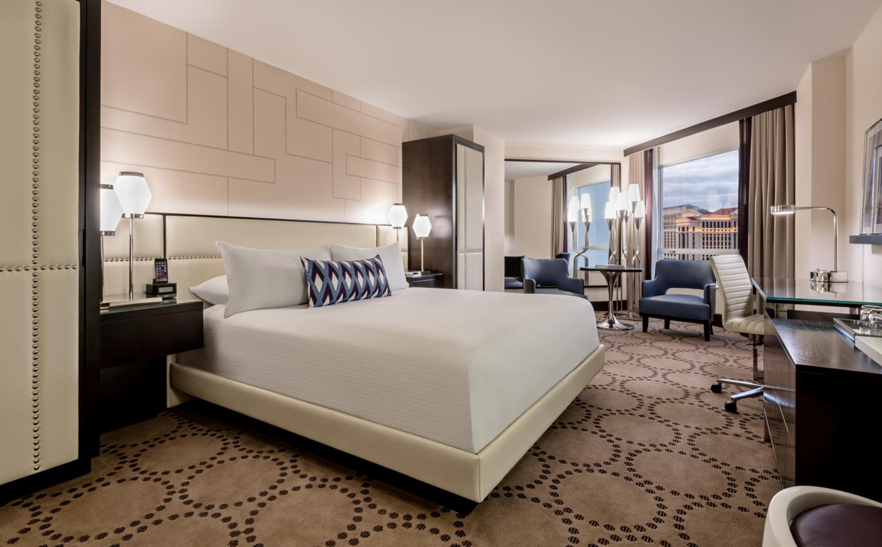 Valley Deluxe Room King Strip View Smoking photo 1
