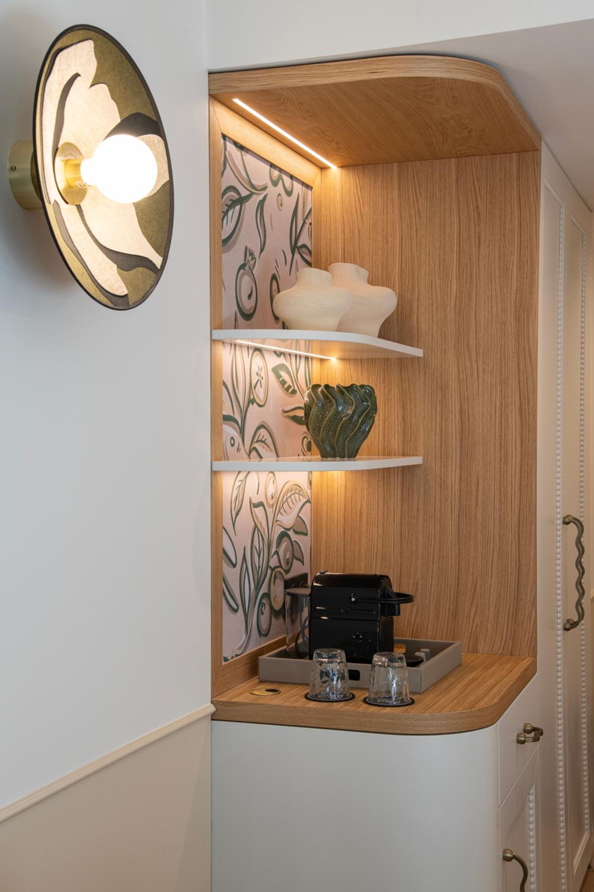 Deluxe Double Room thumbnail 5