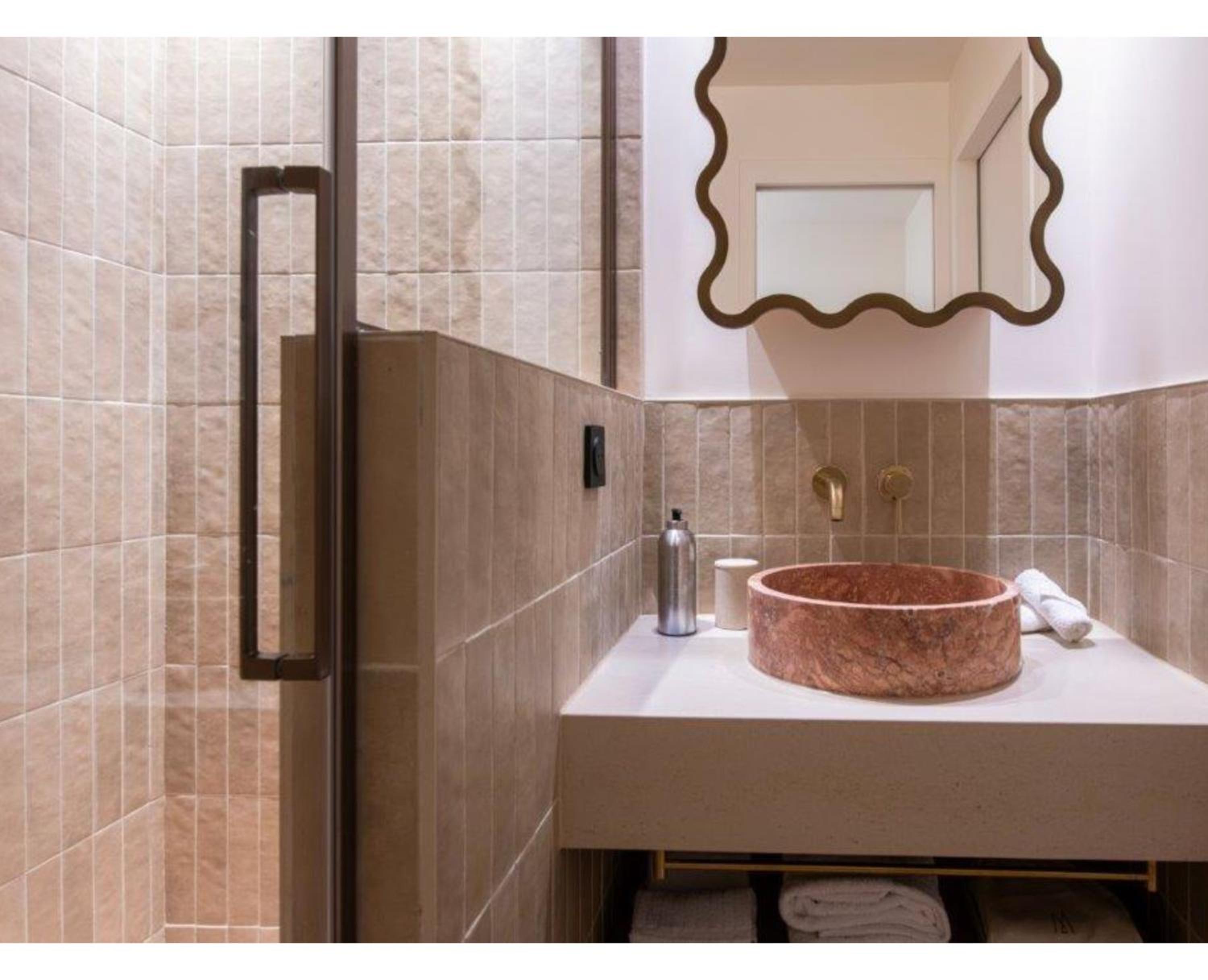 Deluxe Room with Pool View thumbnail 5
