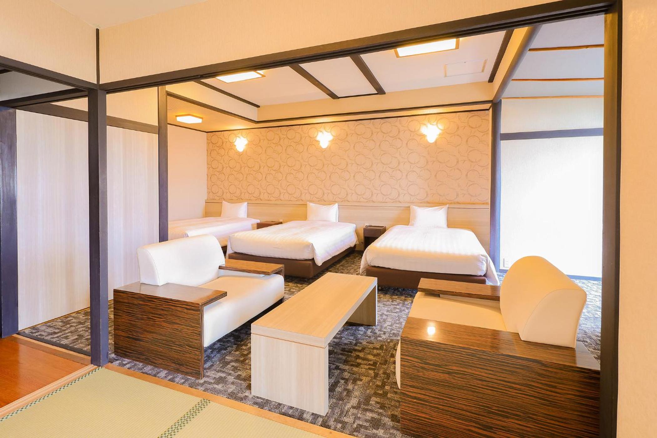 Superior Japanese-Western-Style Triple Room(City Side) - Indoor Bath - Non-Smoking - Photo 1