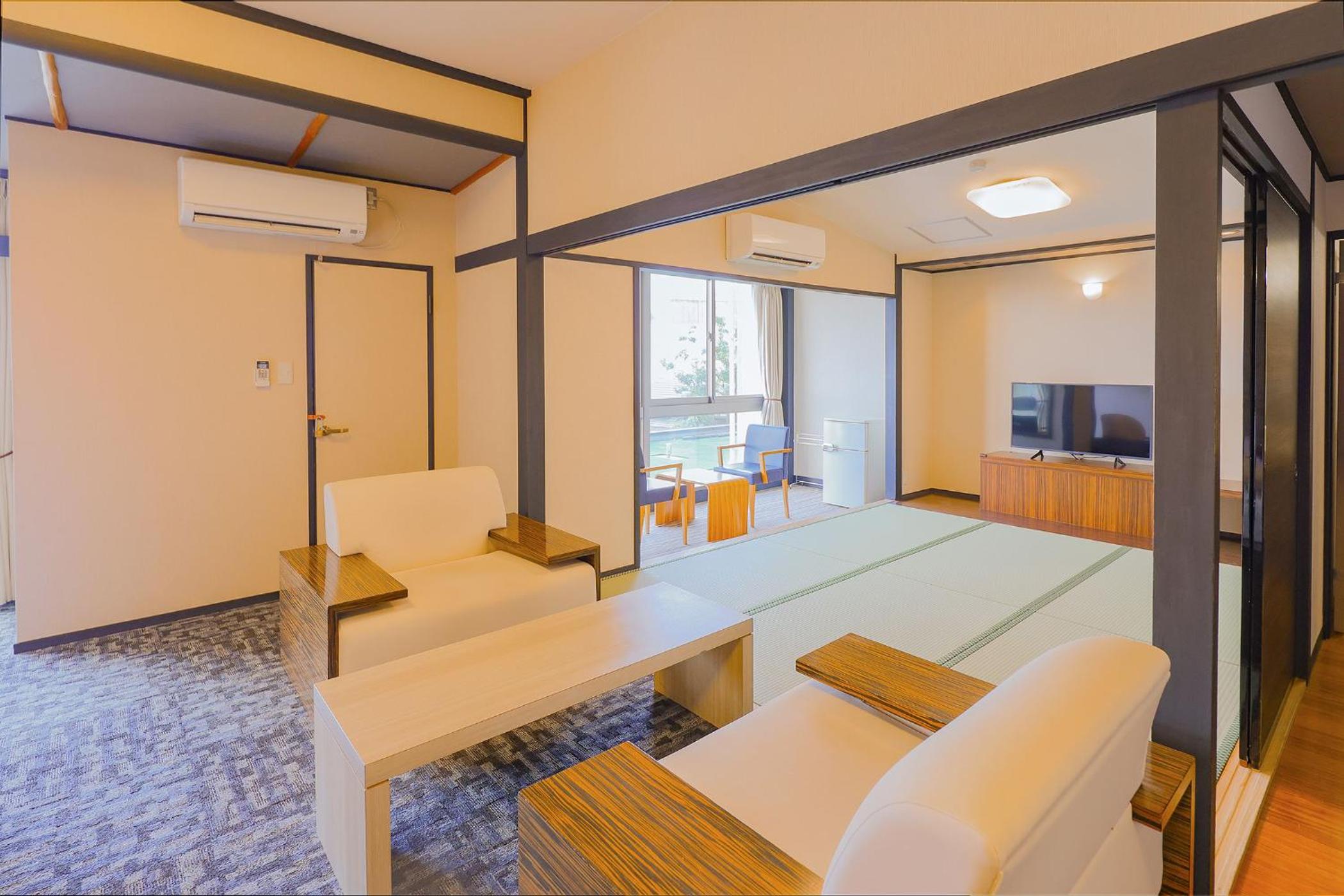 Superior Japanese-Western-Style Triple Room(City Side) - Indoor Bath - Non-Smoking - Photo 3