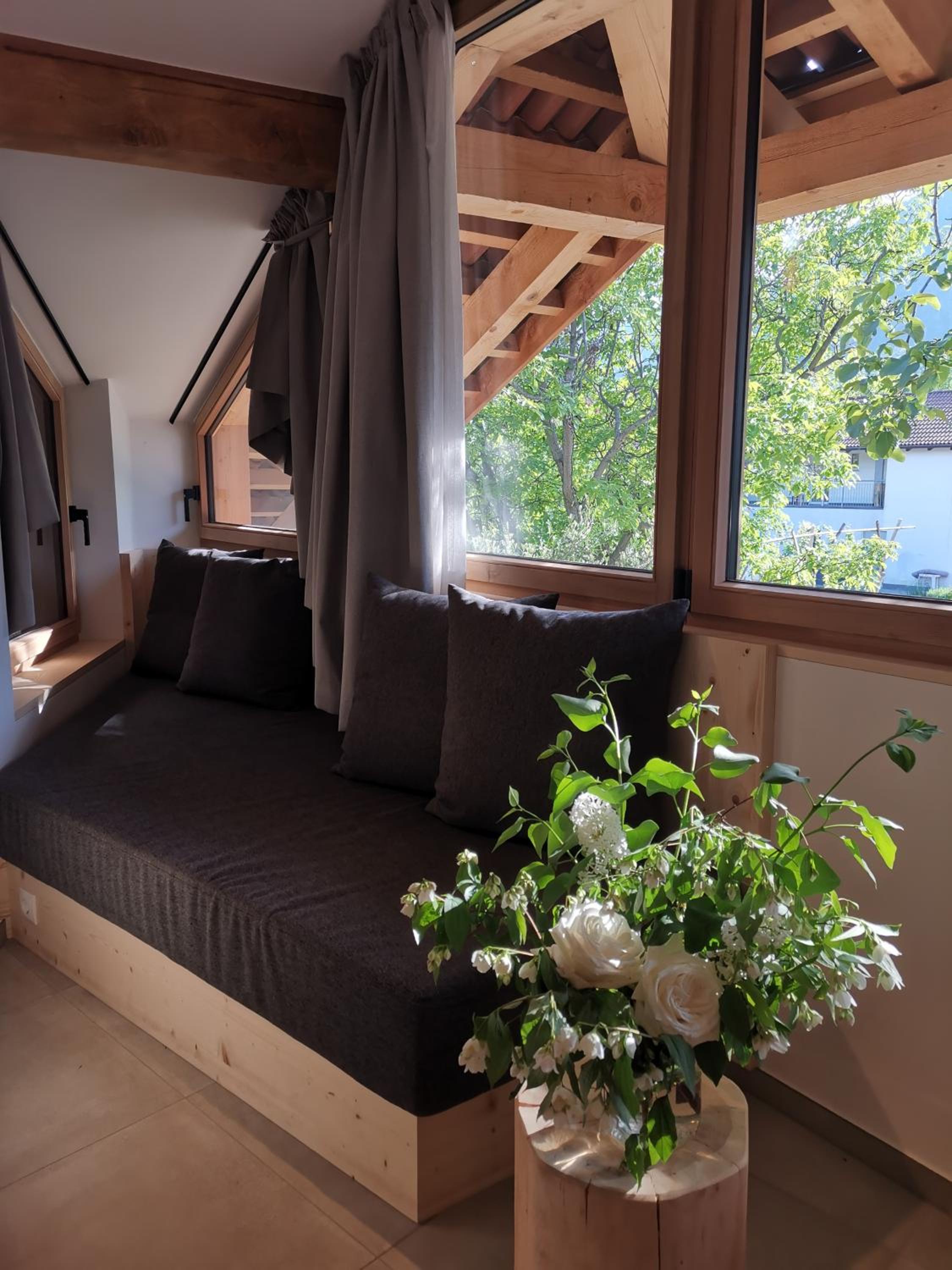 Apartment with Mountain View