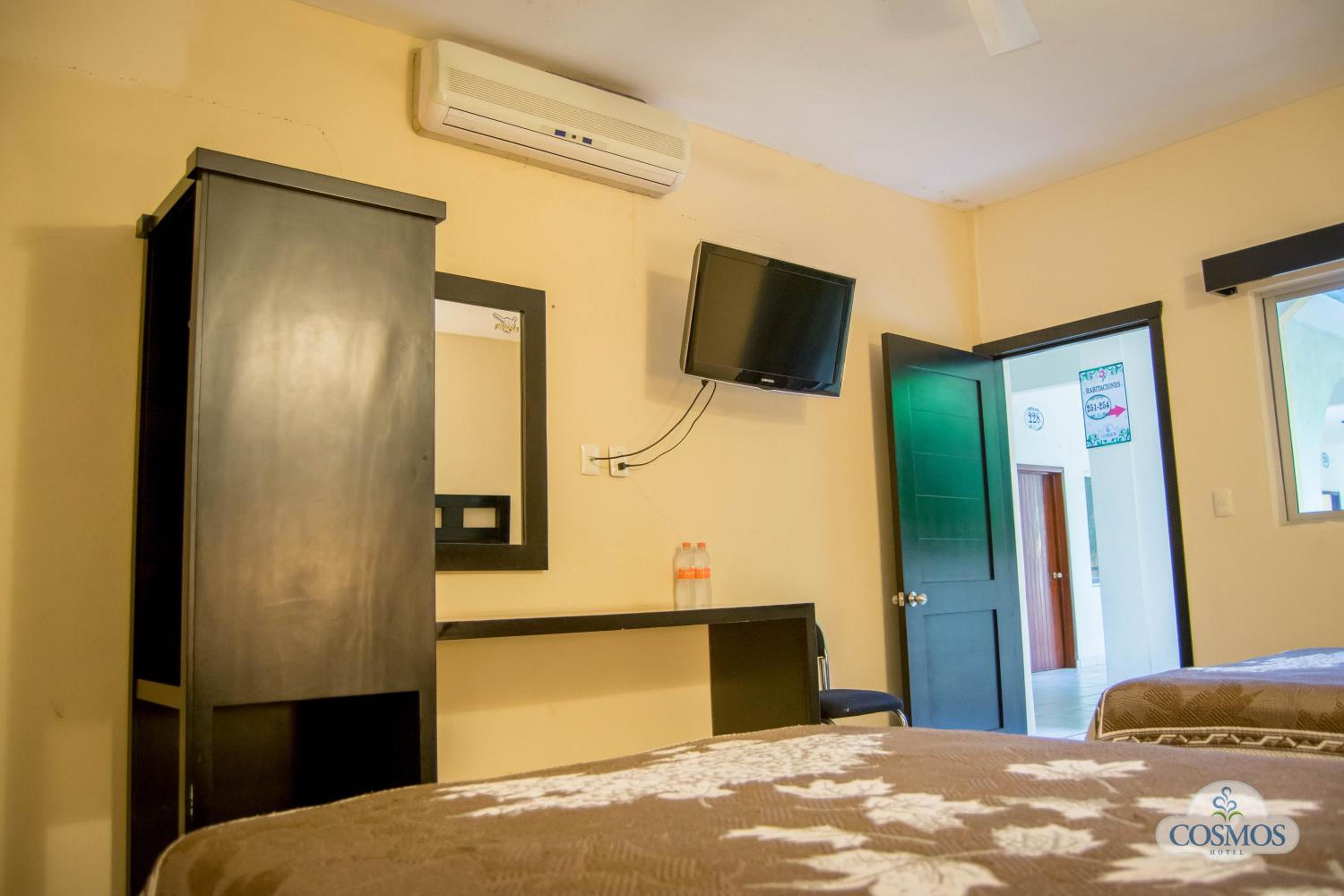 Superior Double Room with Two Double Beds - Photo 8