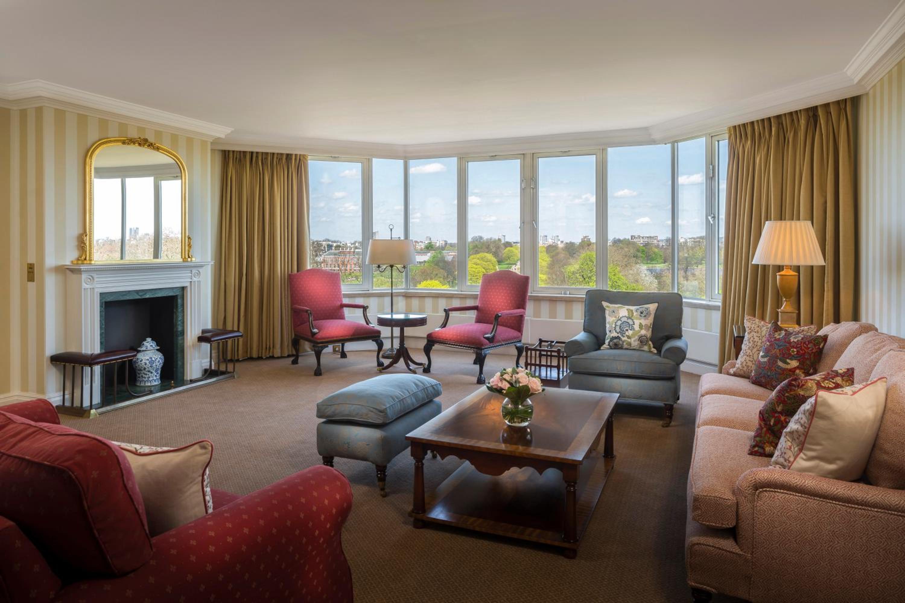 Deluxe Four Bedroom Apartment with Park View photo 2