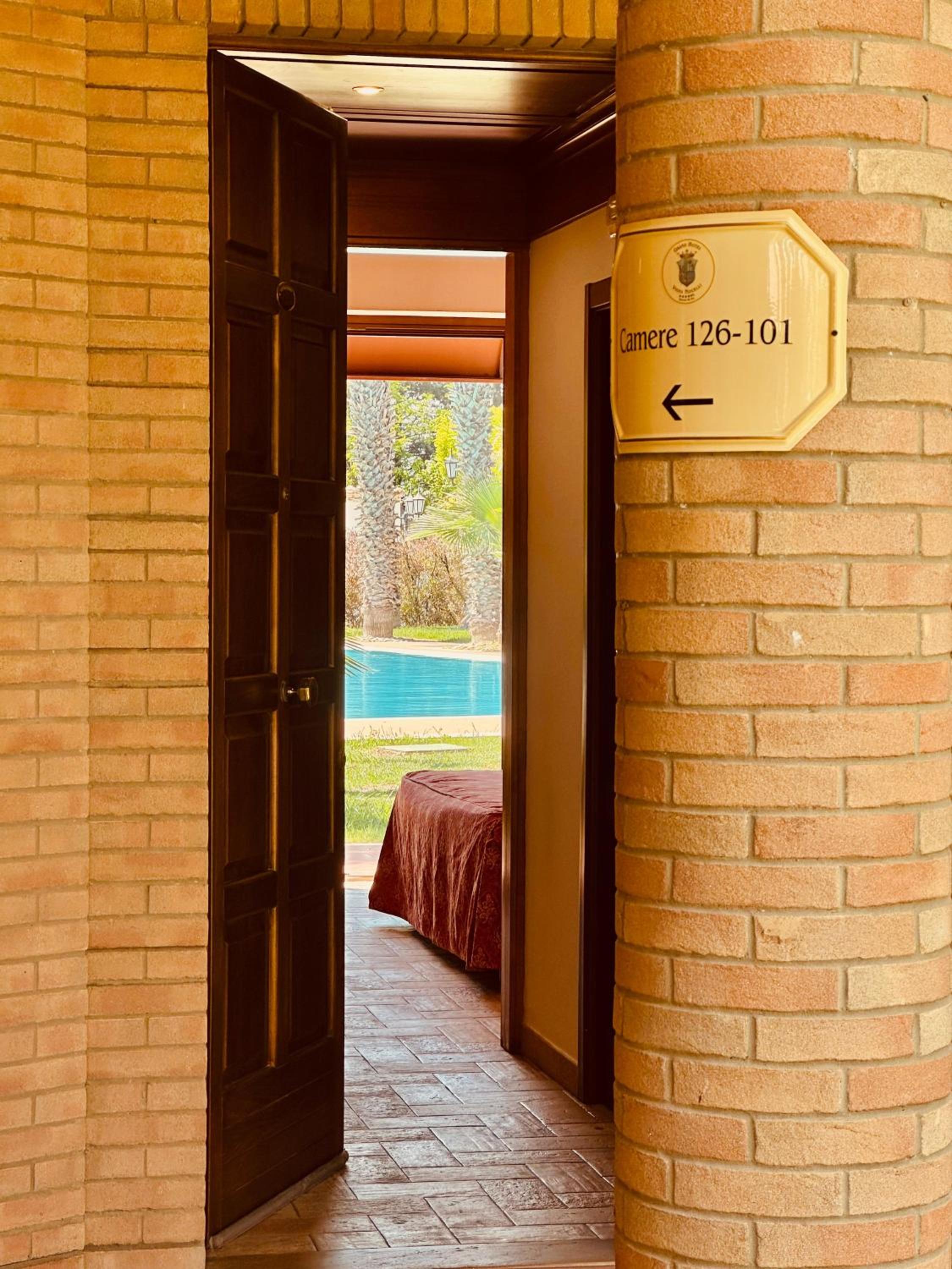Suite - Photo 1