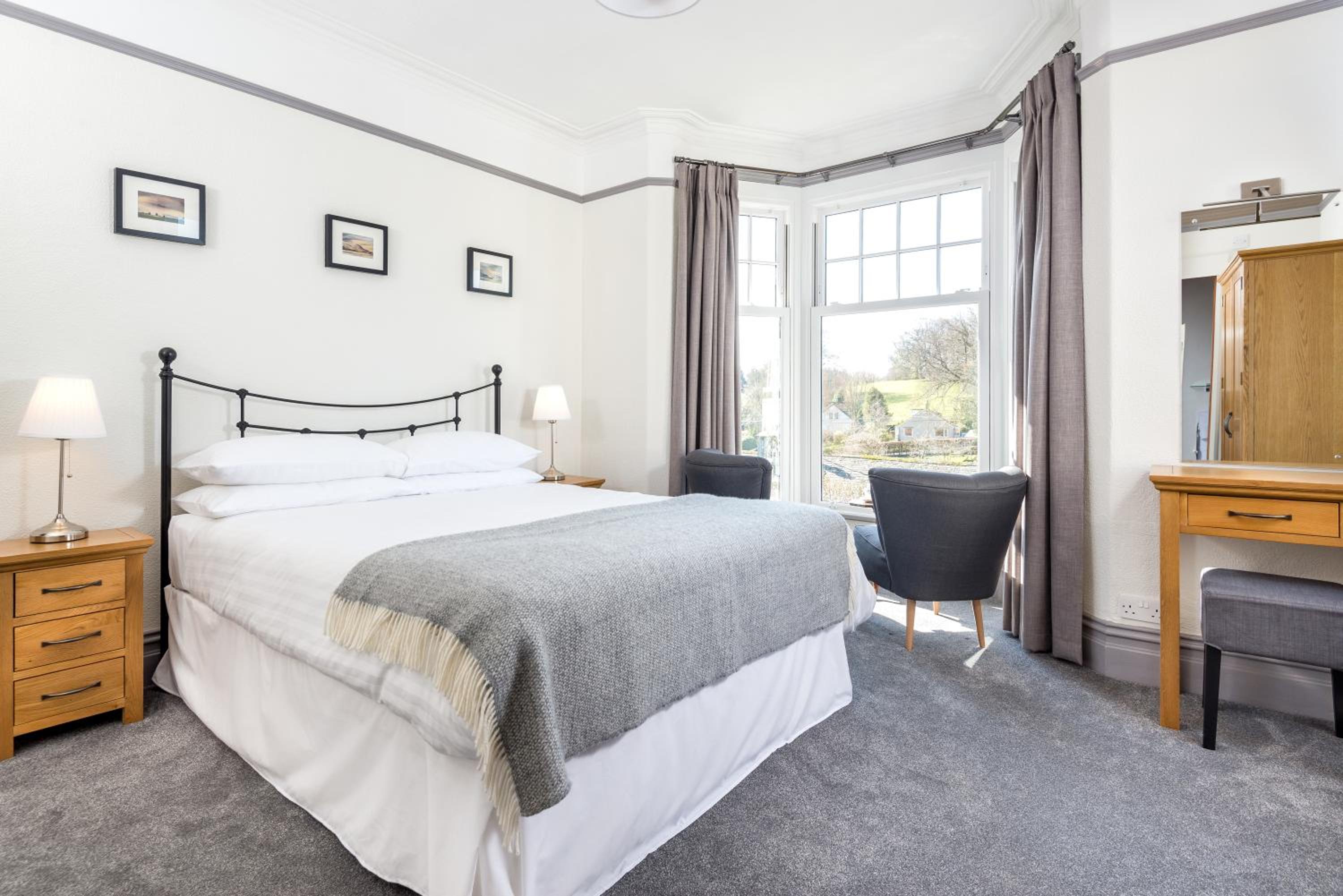 King Size Room with Lake and Mountain Views photo 2