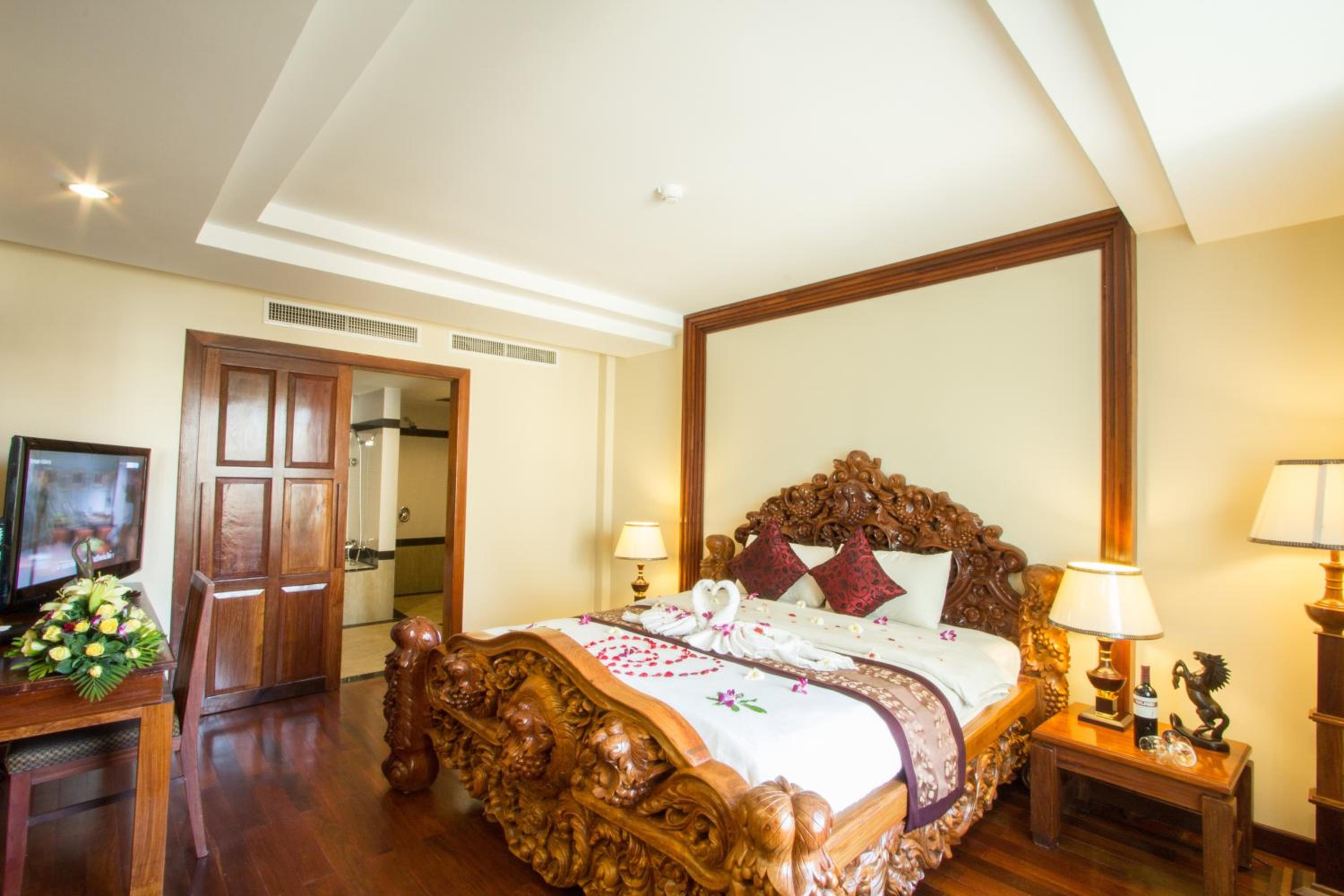 Suite - Photo 1