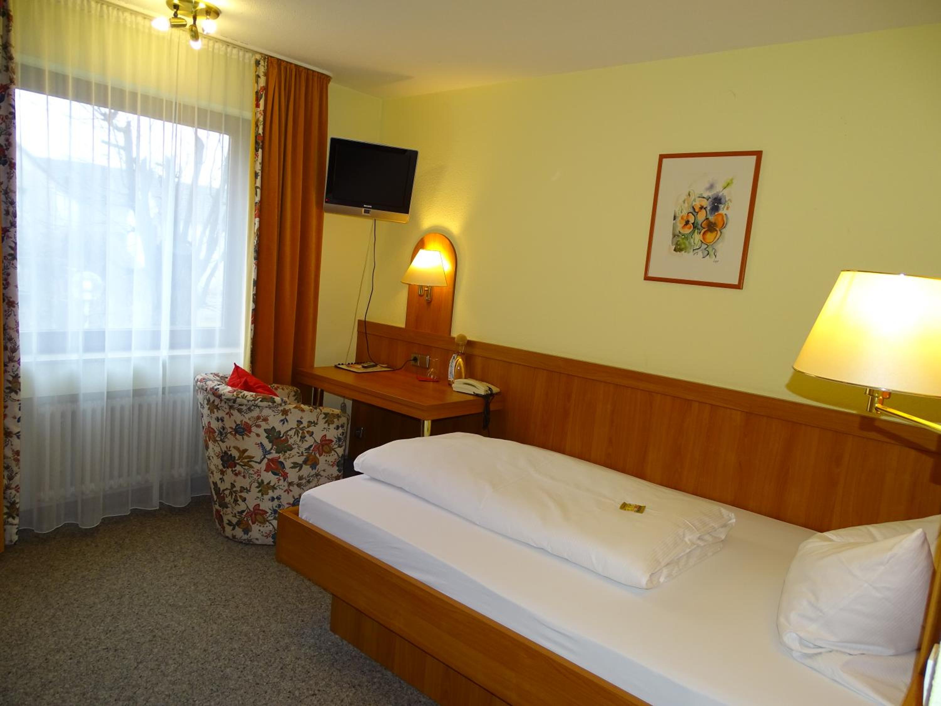 Economy Double Room With French Bed - Photo 9