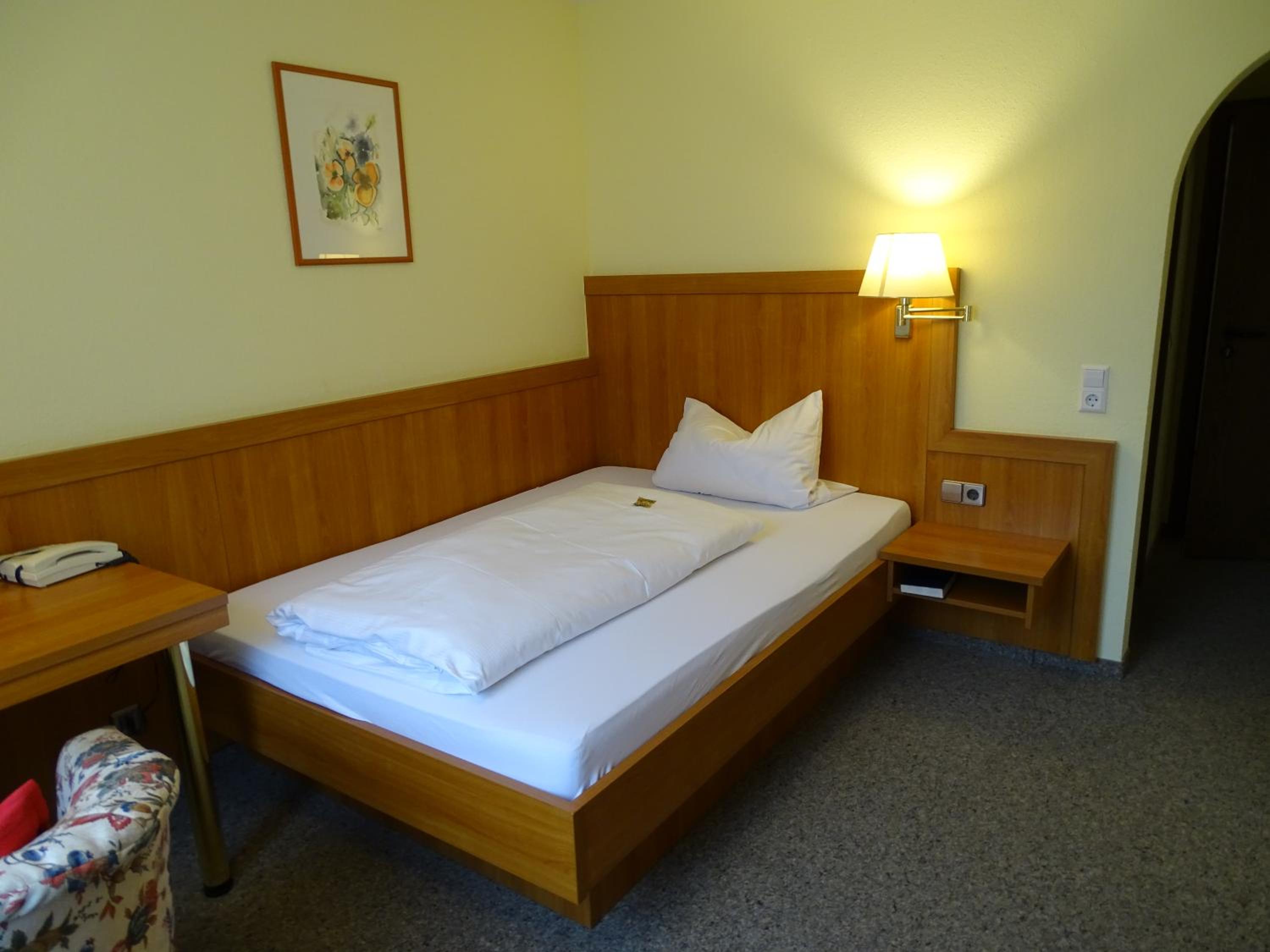 Economy Double Room With French Bed - Photo 3