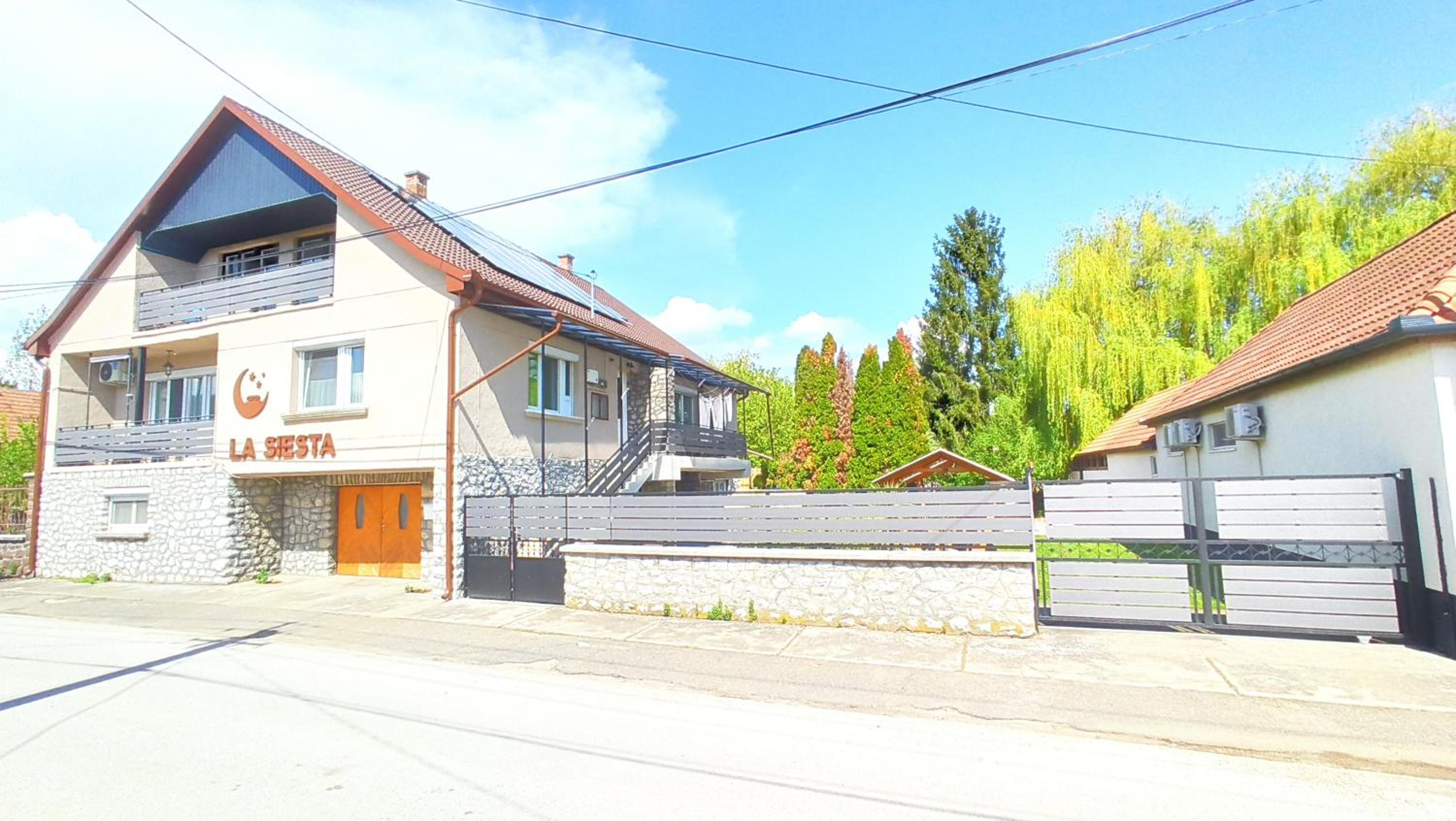 Five-Bedroom House photo 1