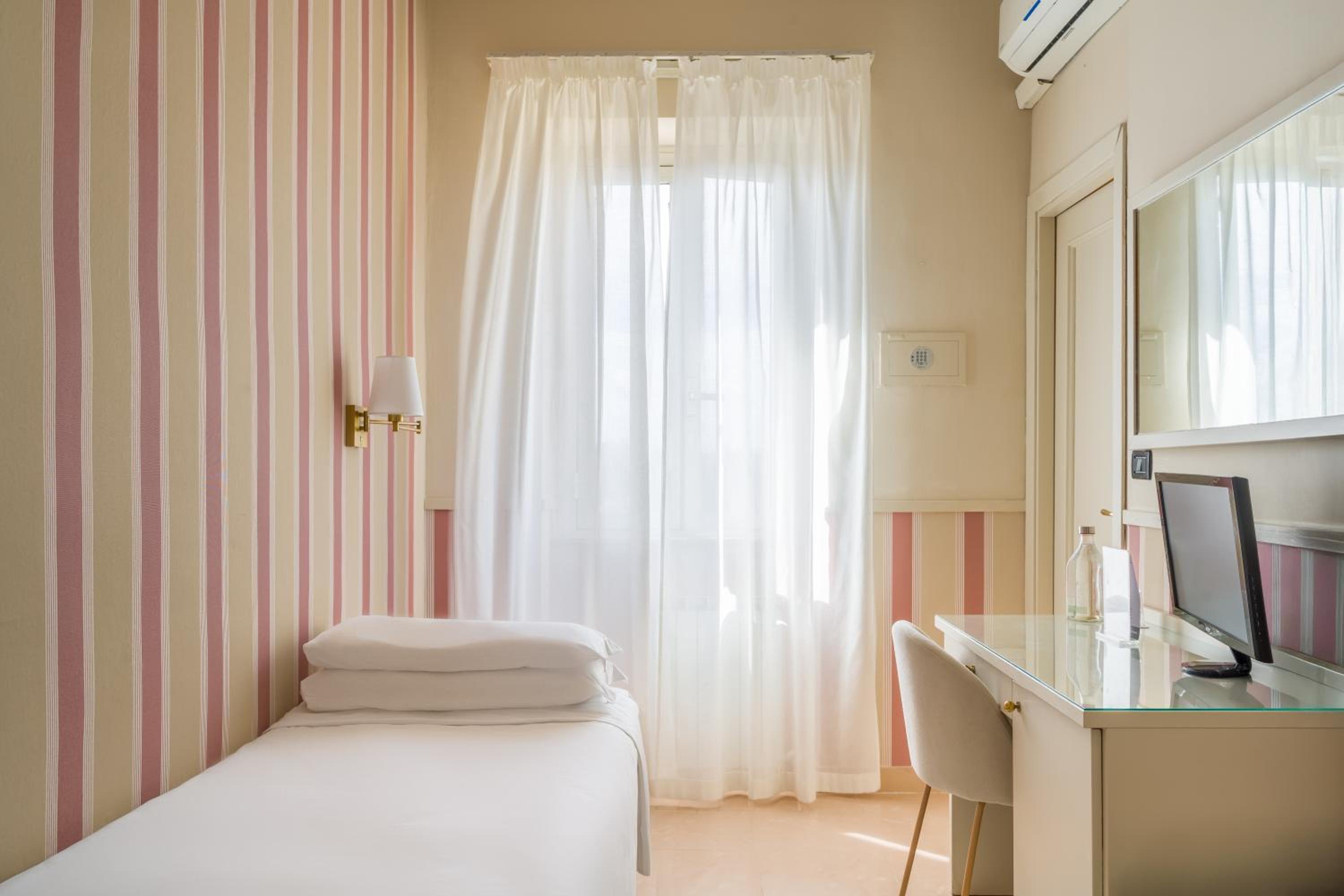 Single Room photo 3