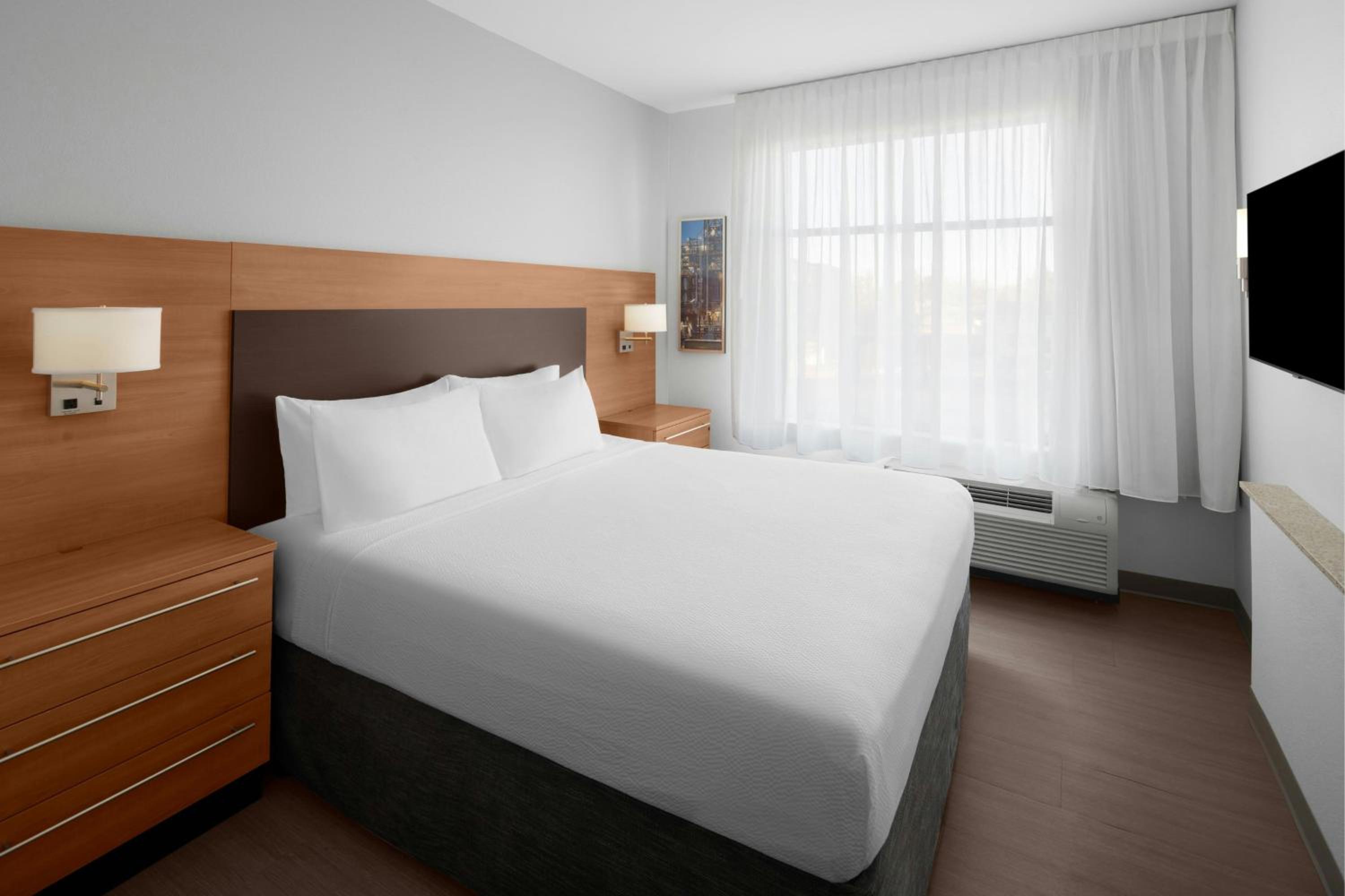 Two-Bedroom Suite with Adapted Tub - Mobility Accessible photo 3