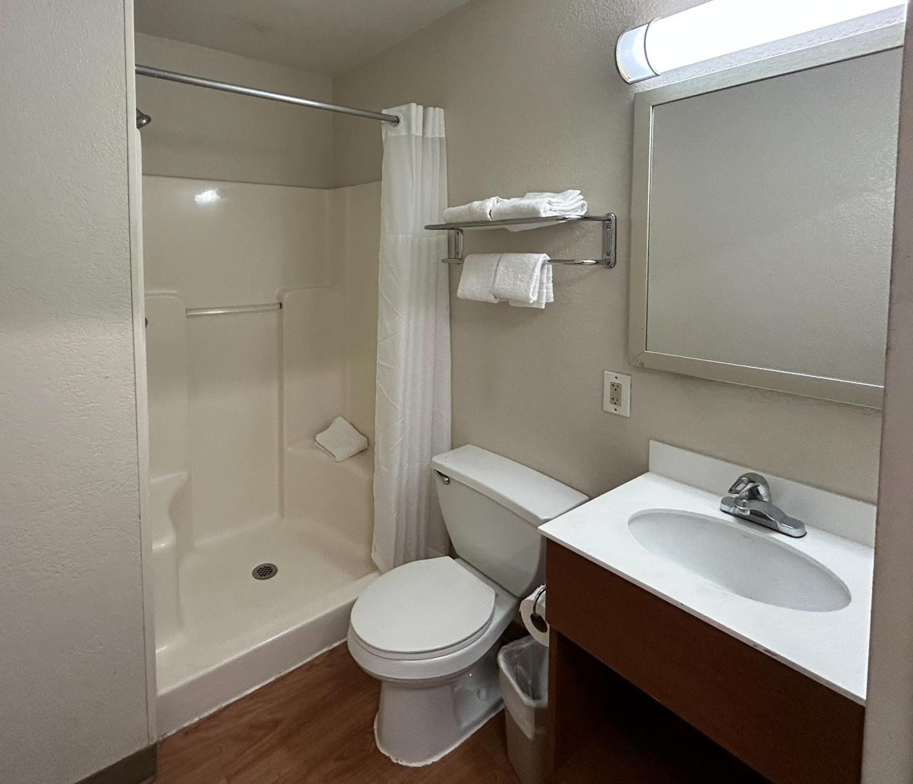 Queen Room - Disability Access - Roll in Shower photo 3