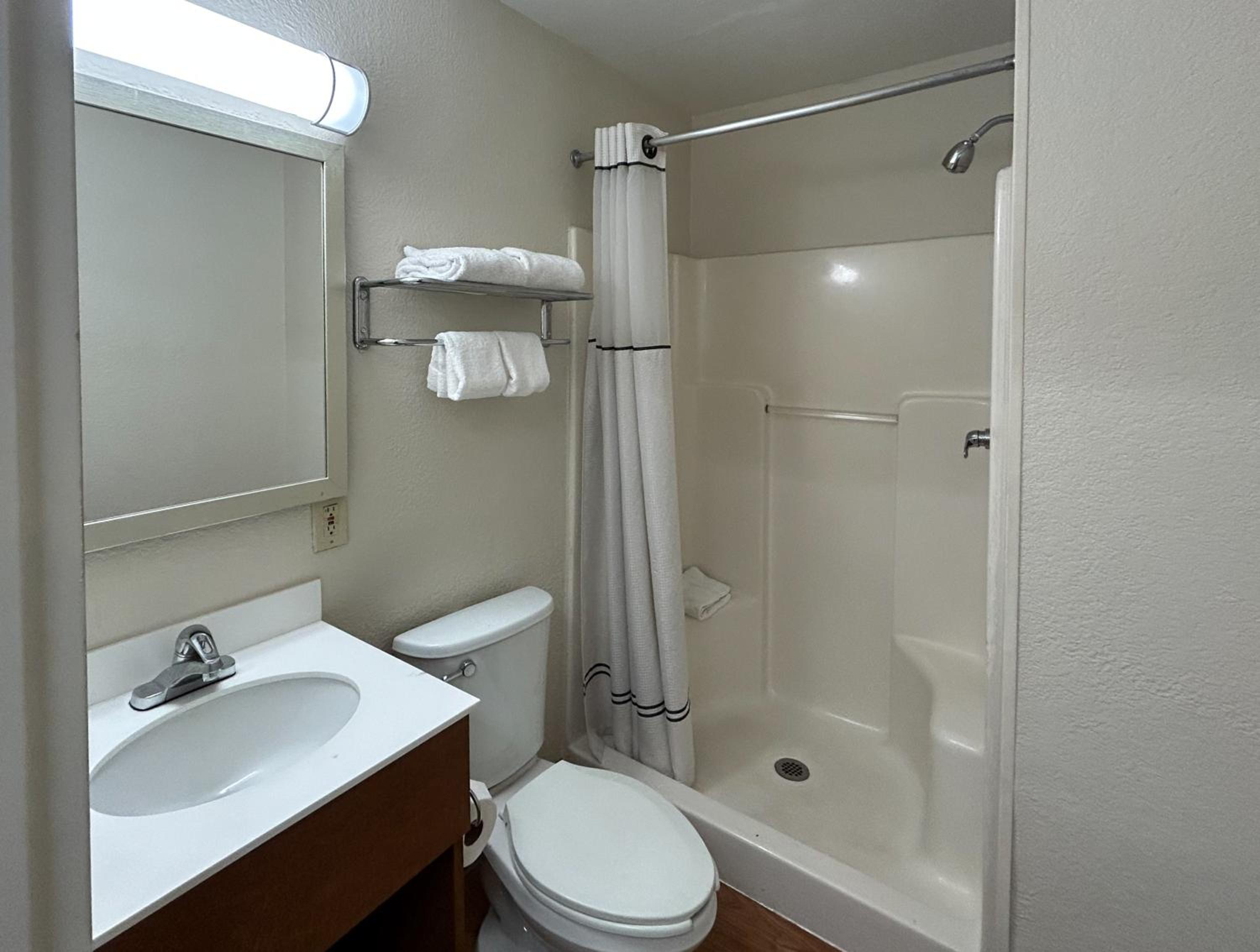 Queen Room with Two Queen Beds - Non-Smoking photo 1