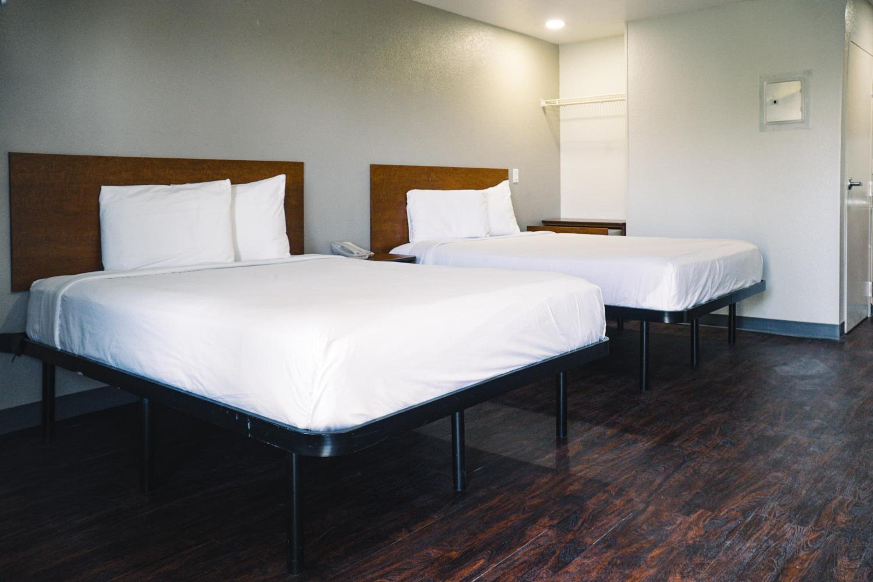 Queen Room with Two Queen Beds - Non-Smoking photo 2