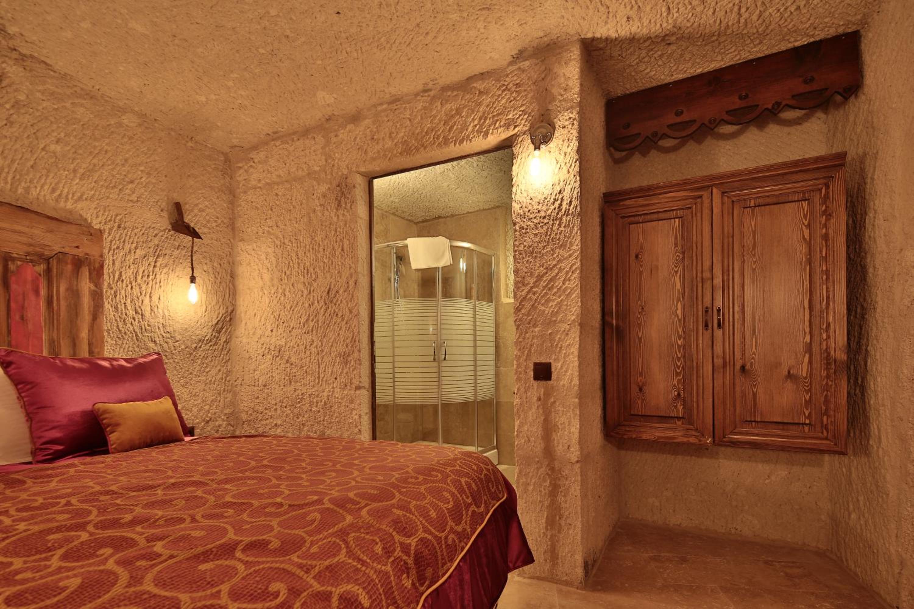 Superior Cave Room - Photo 1