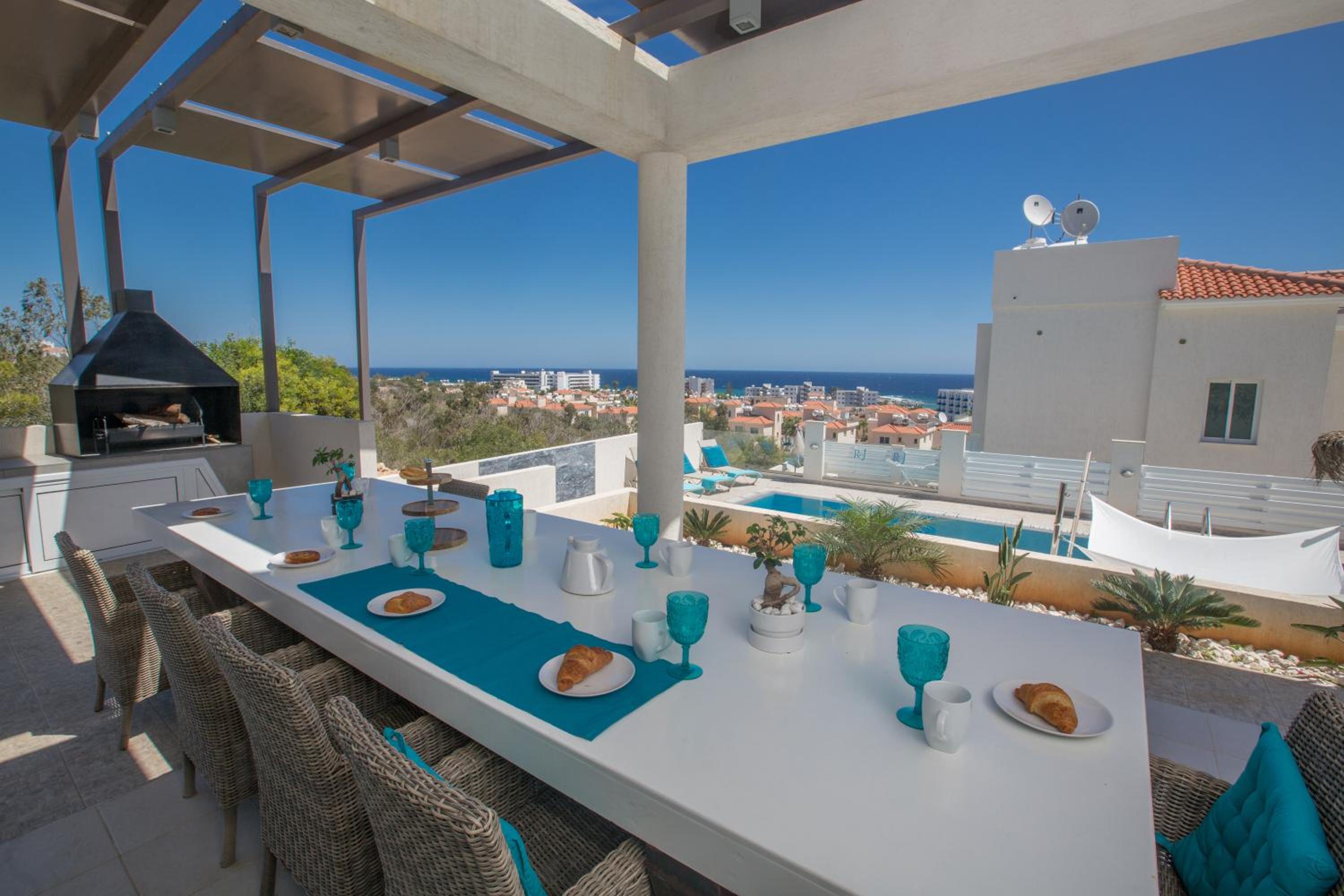Six-Bedroom Villa with Private Pool and Sea View photo 2