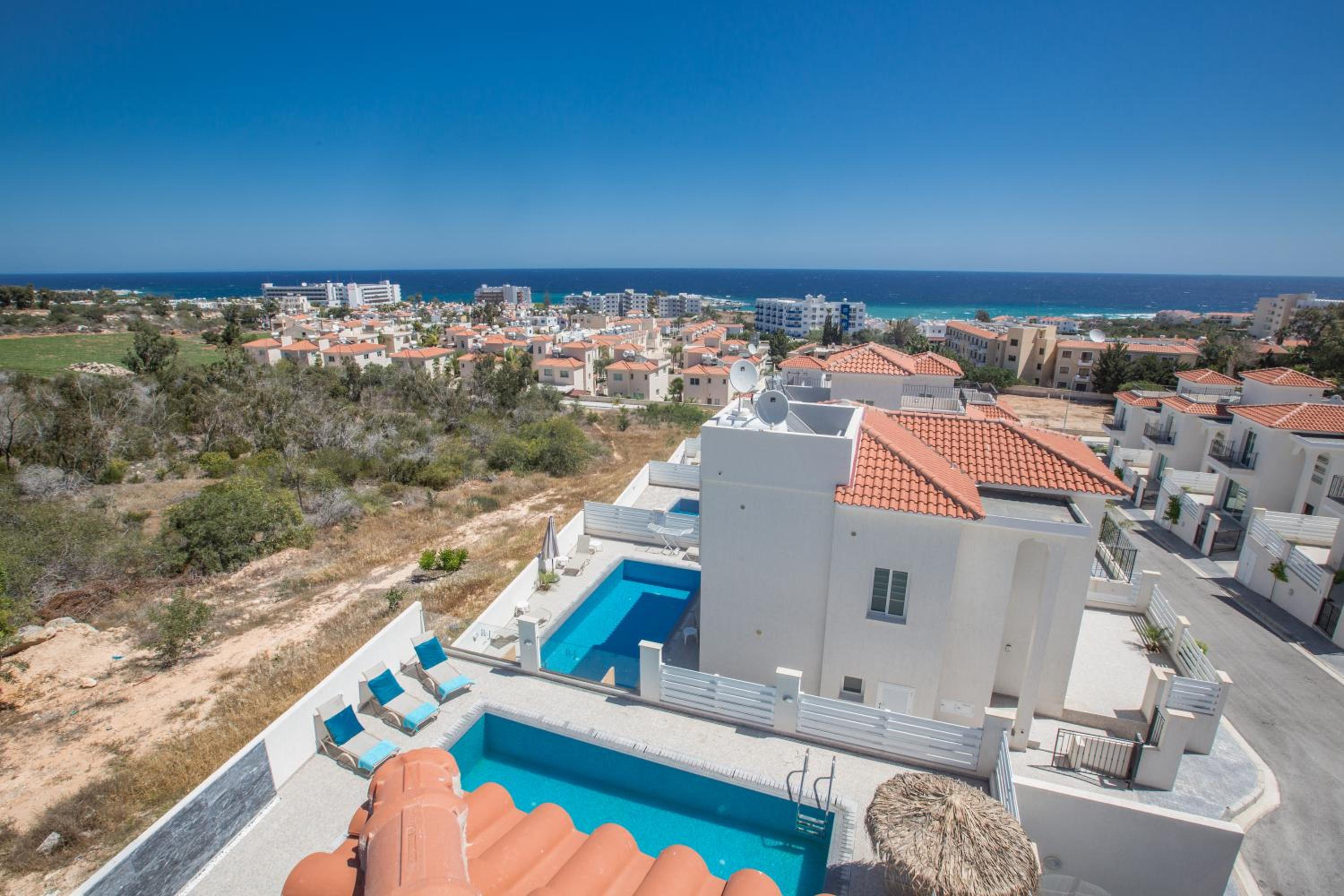 Six-Bedroom Villa with Private Pool and Sea View photo 3