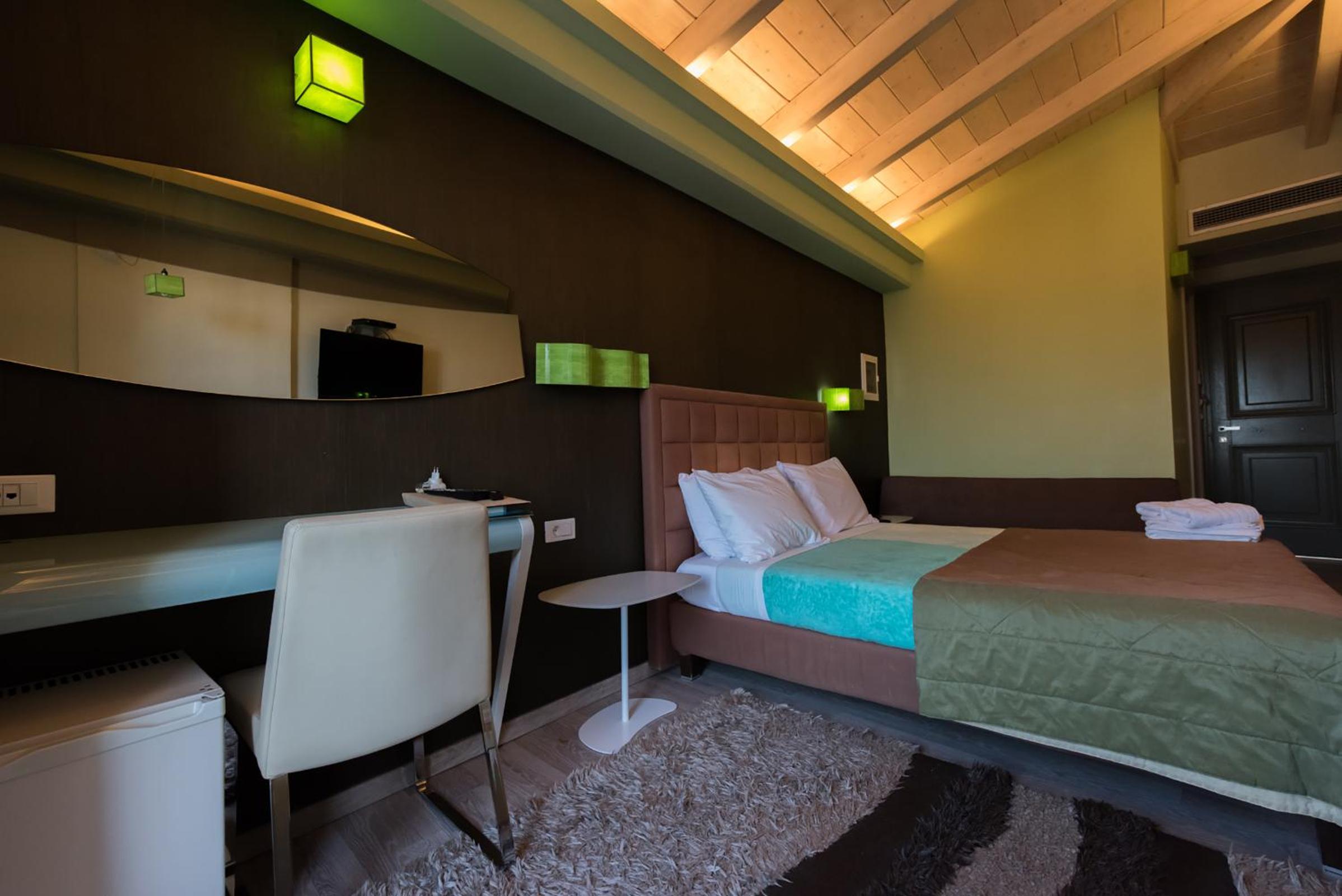 Deluxe Double Room with Sea View - Photo 17