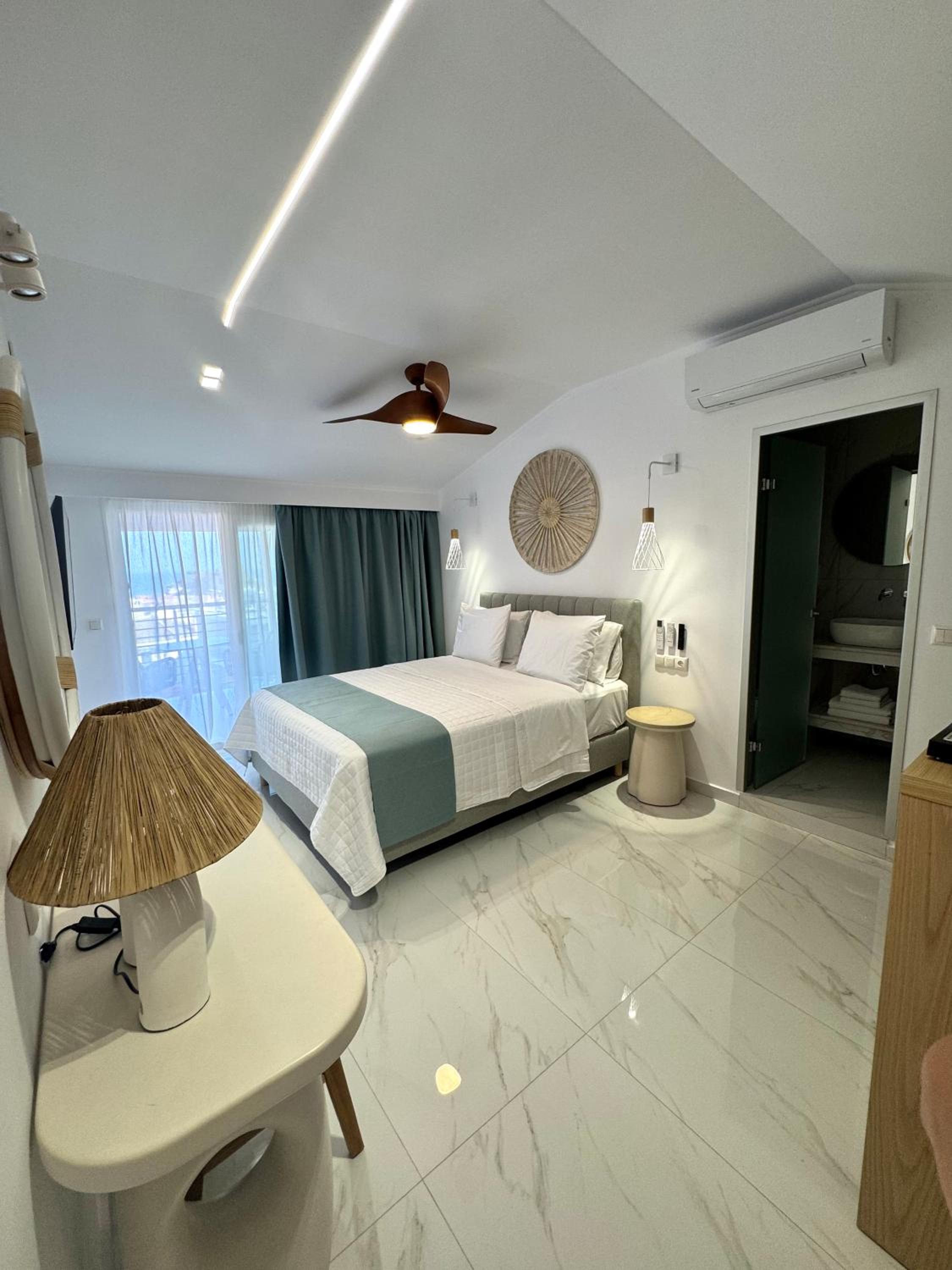 Deluxe Double Room with Balcony and Sea View - Photo 18