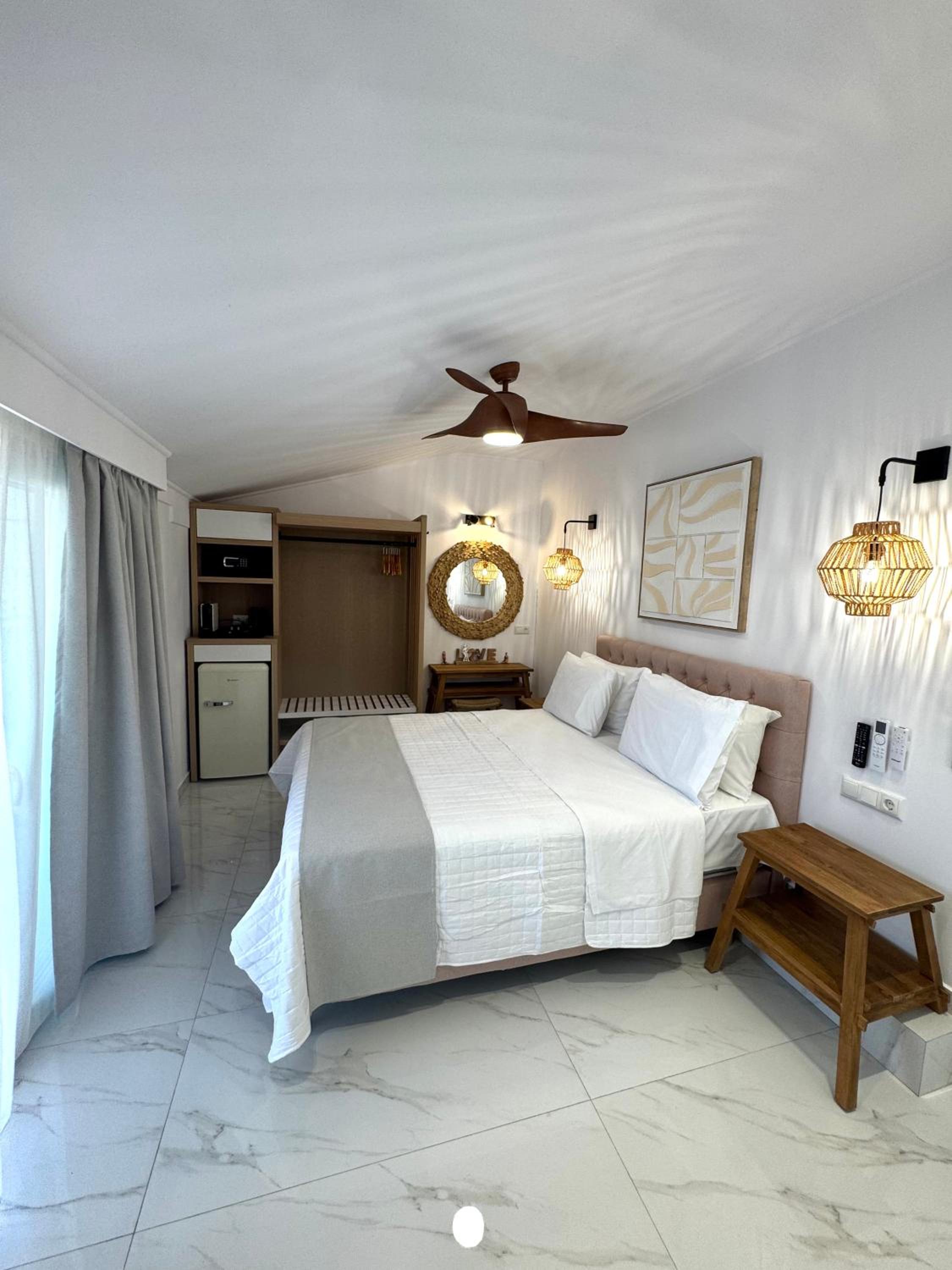 Deluxe Double Room with Balcony and Sea View - Photo 11