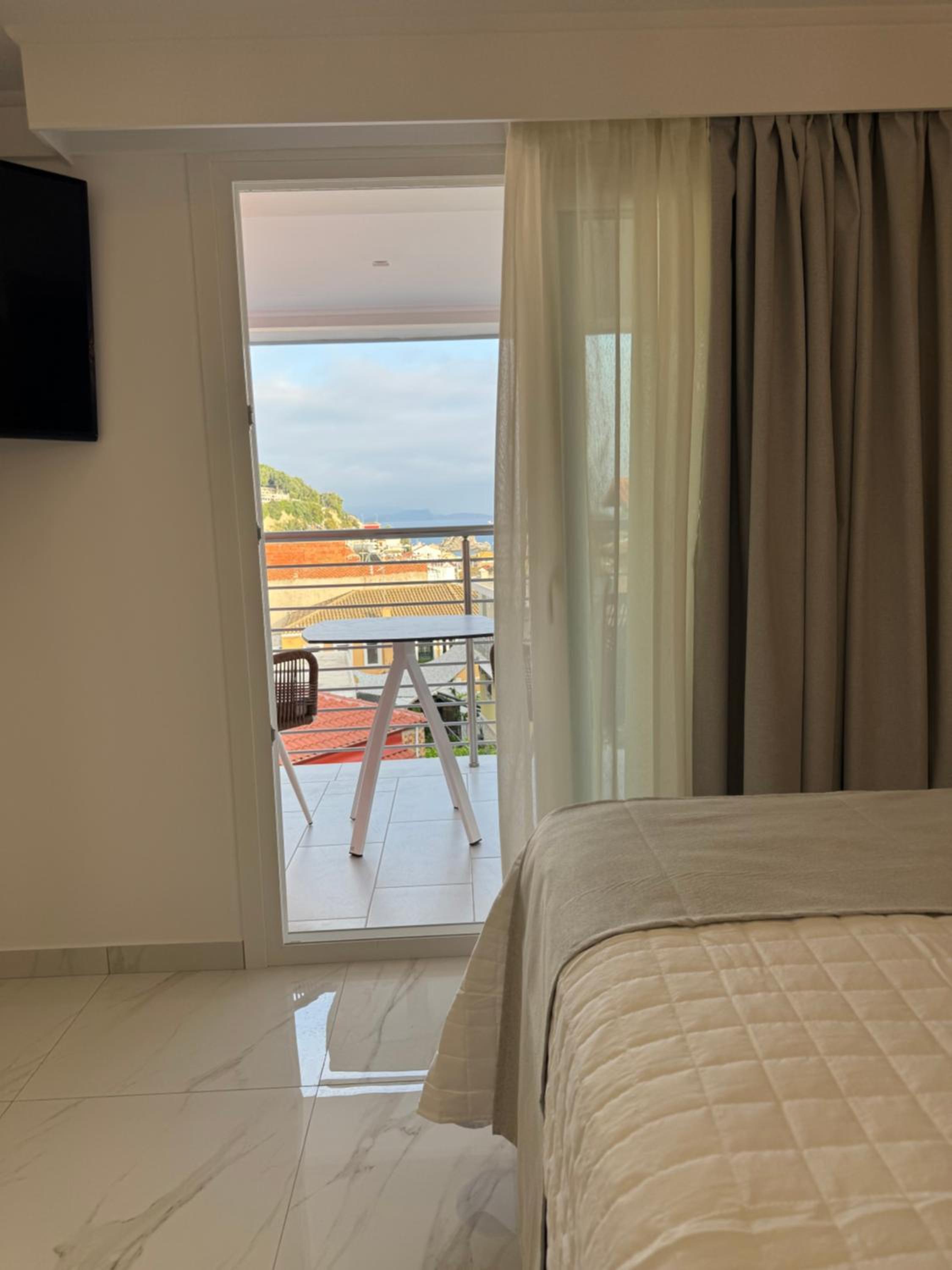 Deluxe Double Room with Balcony and Sea View - Photo 9