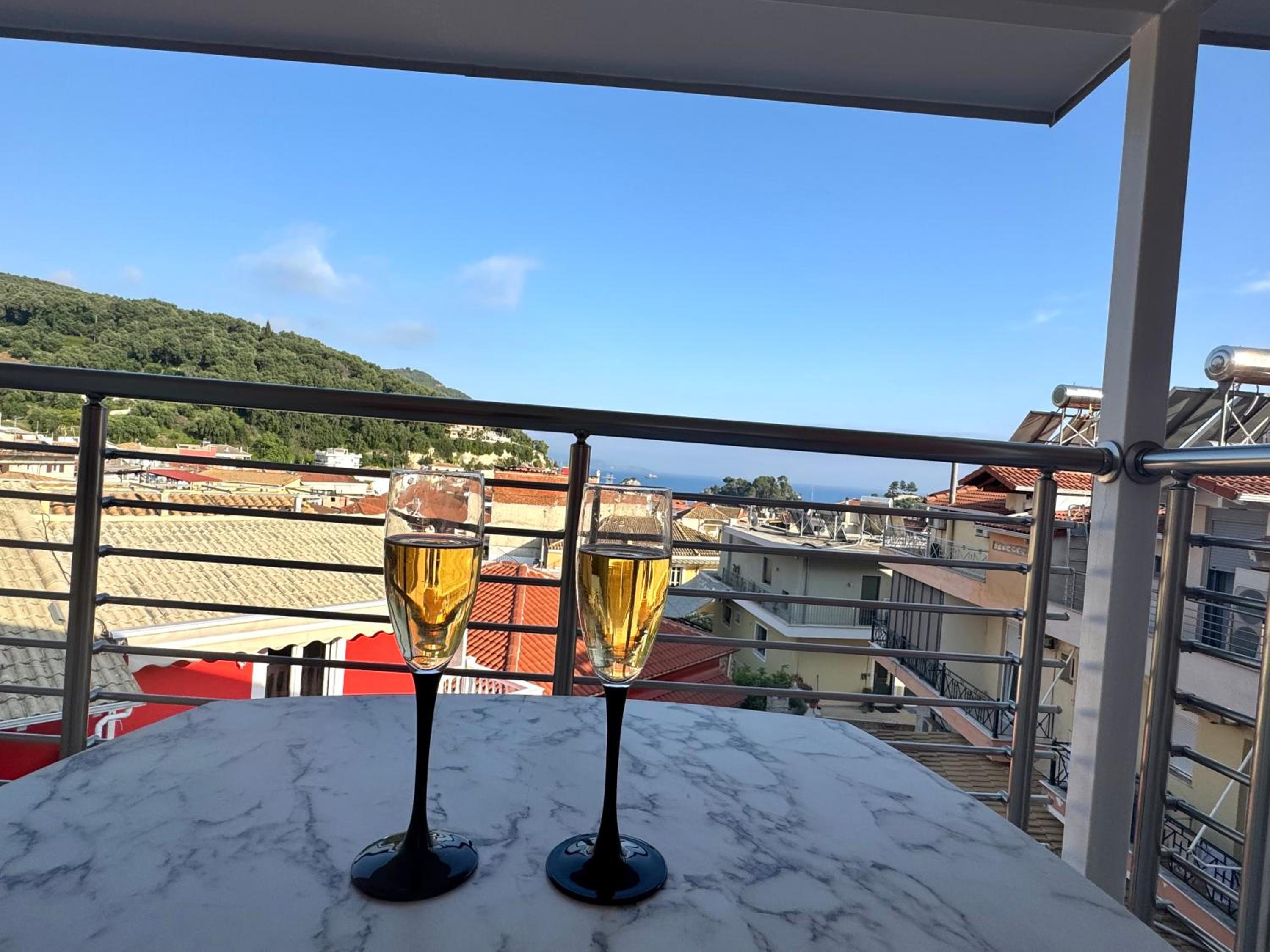 Deluxe Double Room with Balcony and Sea View - Photo 8