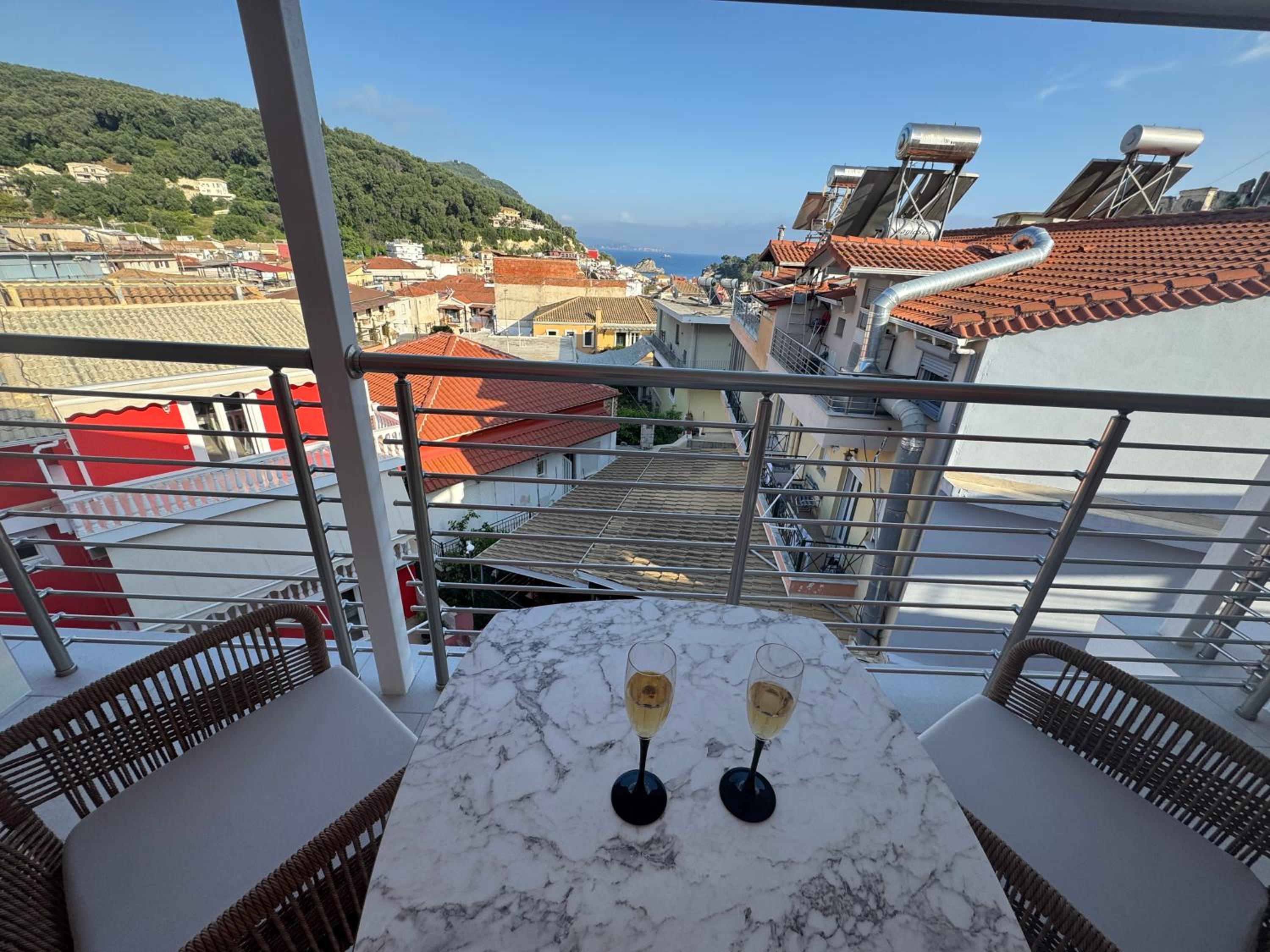 Deluxe Double Room with Balcony and Sea View - Photo 6