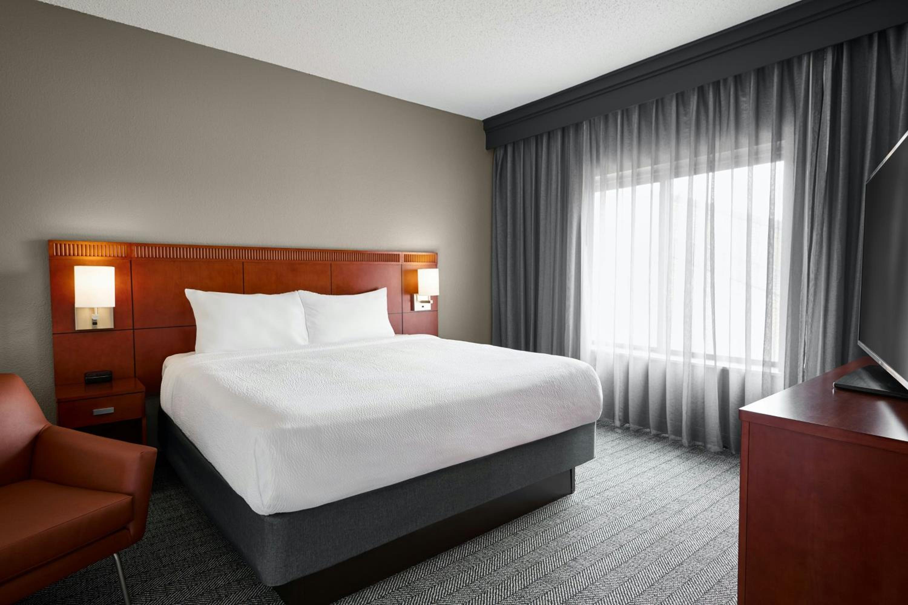 One-Bedroom King Suite with Sofa Bed and Balcony - Mobility Accessible with Tub photo 1