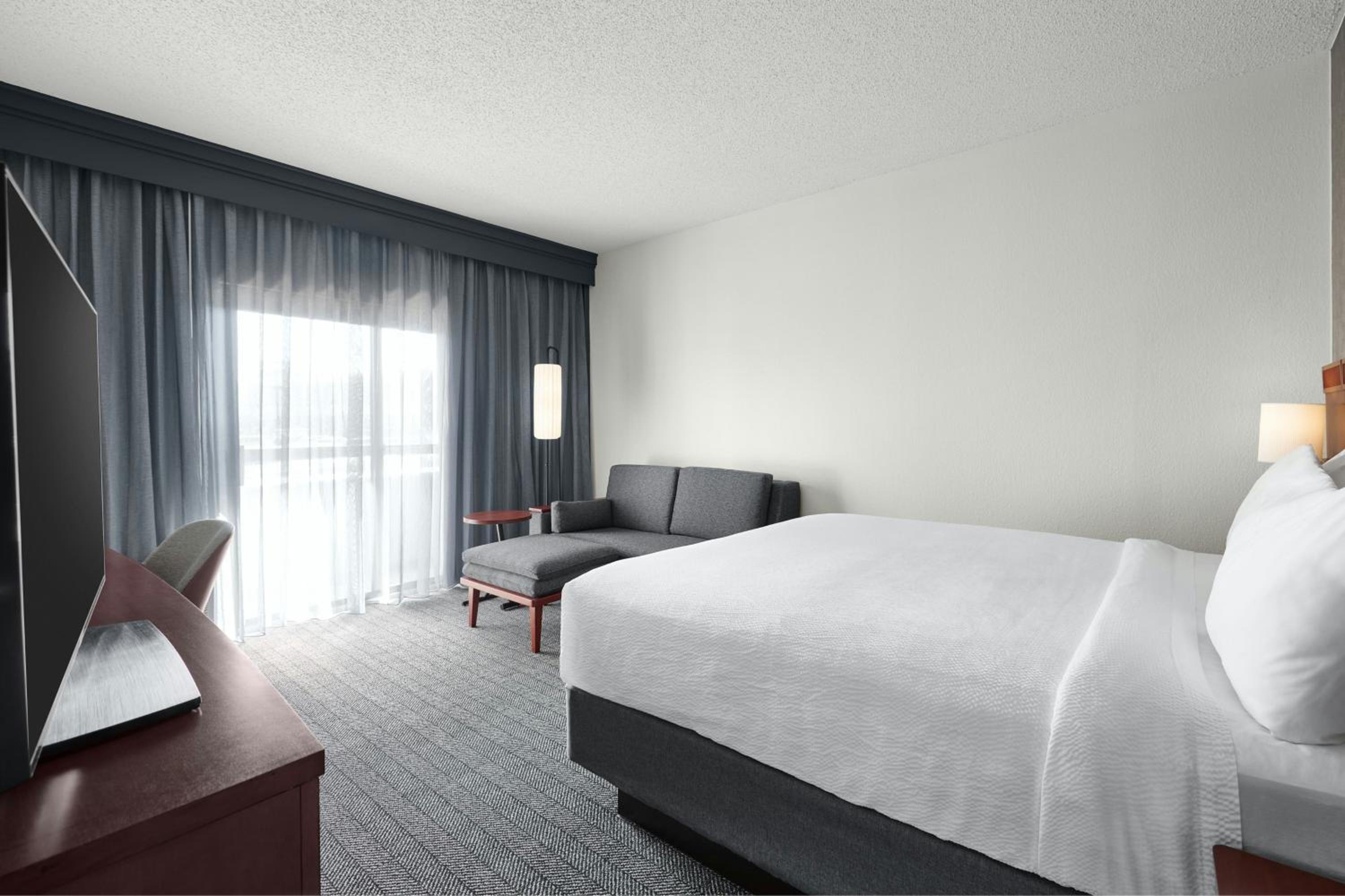 King Room with Sofa Bed and Adapted Tub - Mobility Accessible - Photo 1