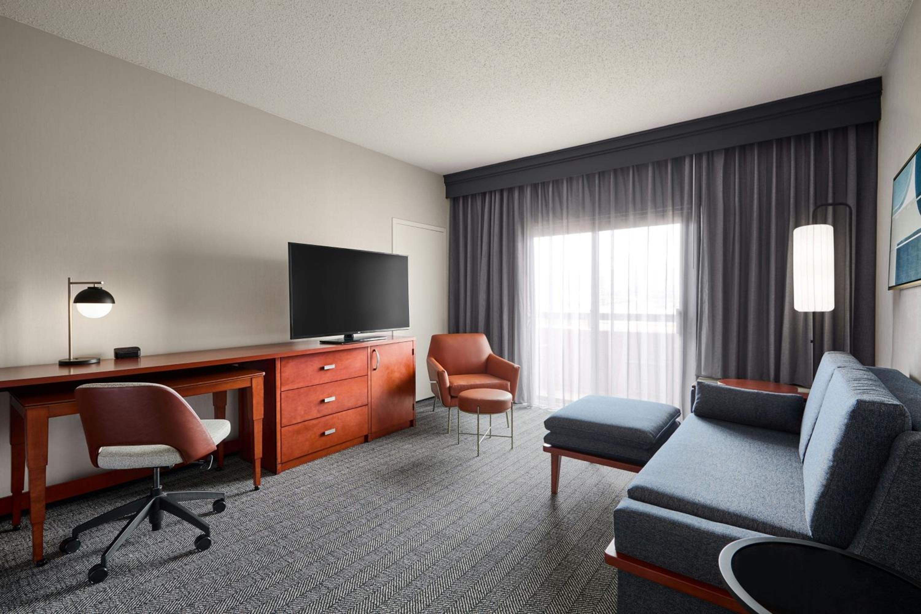 One-Bedroom King Suite with Sofa Bed and Balcony - Mobility Accessible with Tub photo 3