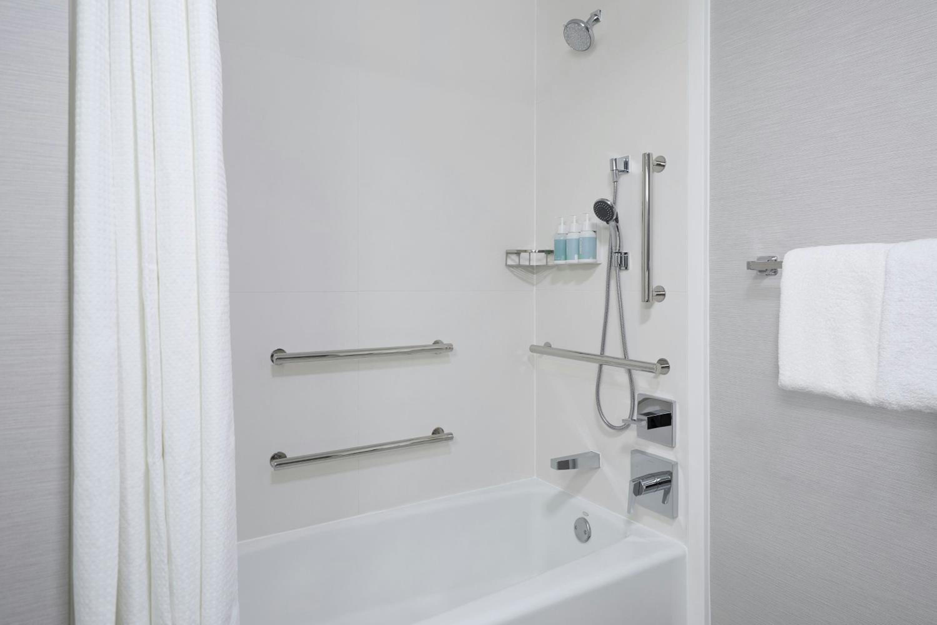 King Room with Sofa Bed and Adapted Tub - Mobility Accessible - Photo 6
