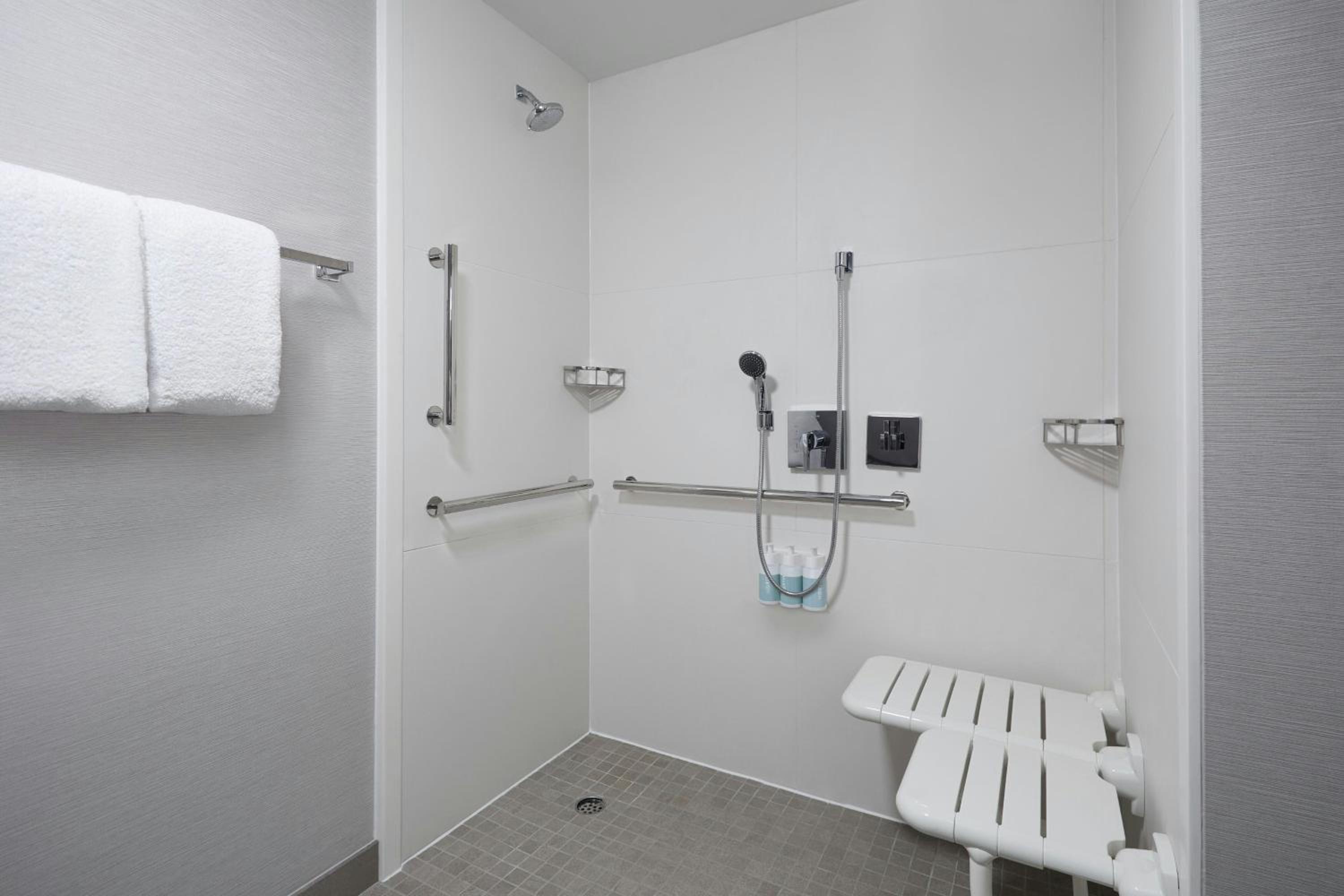 King Room with Sofa Bed and Adapted Tub - Mobility Accessible - Photo 7