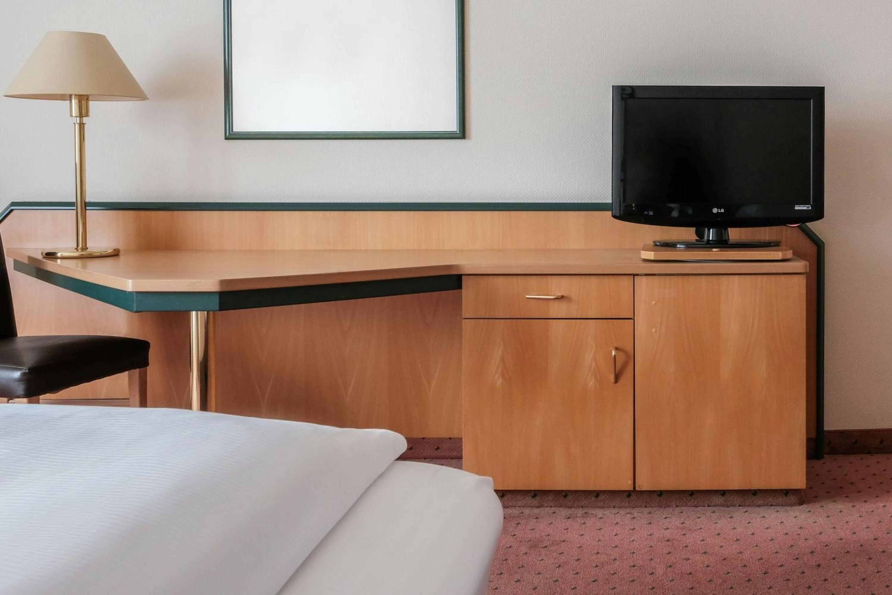 Superior Twin Room with Sofa Bed thumbnail 5