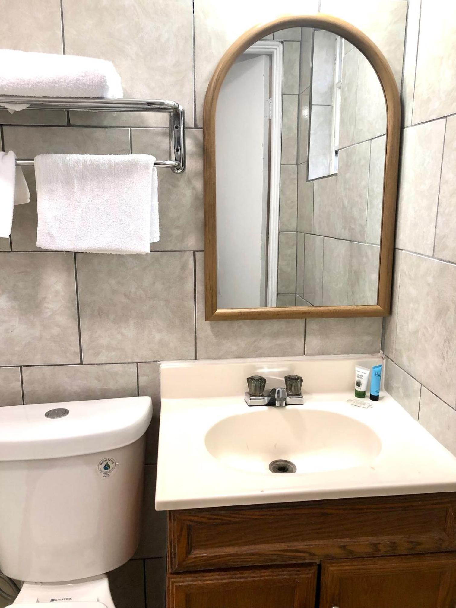 Queen Room - Photo 10