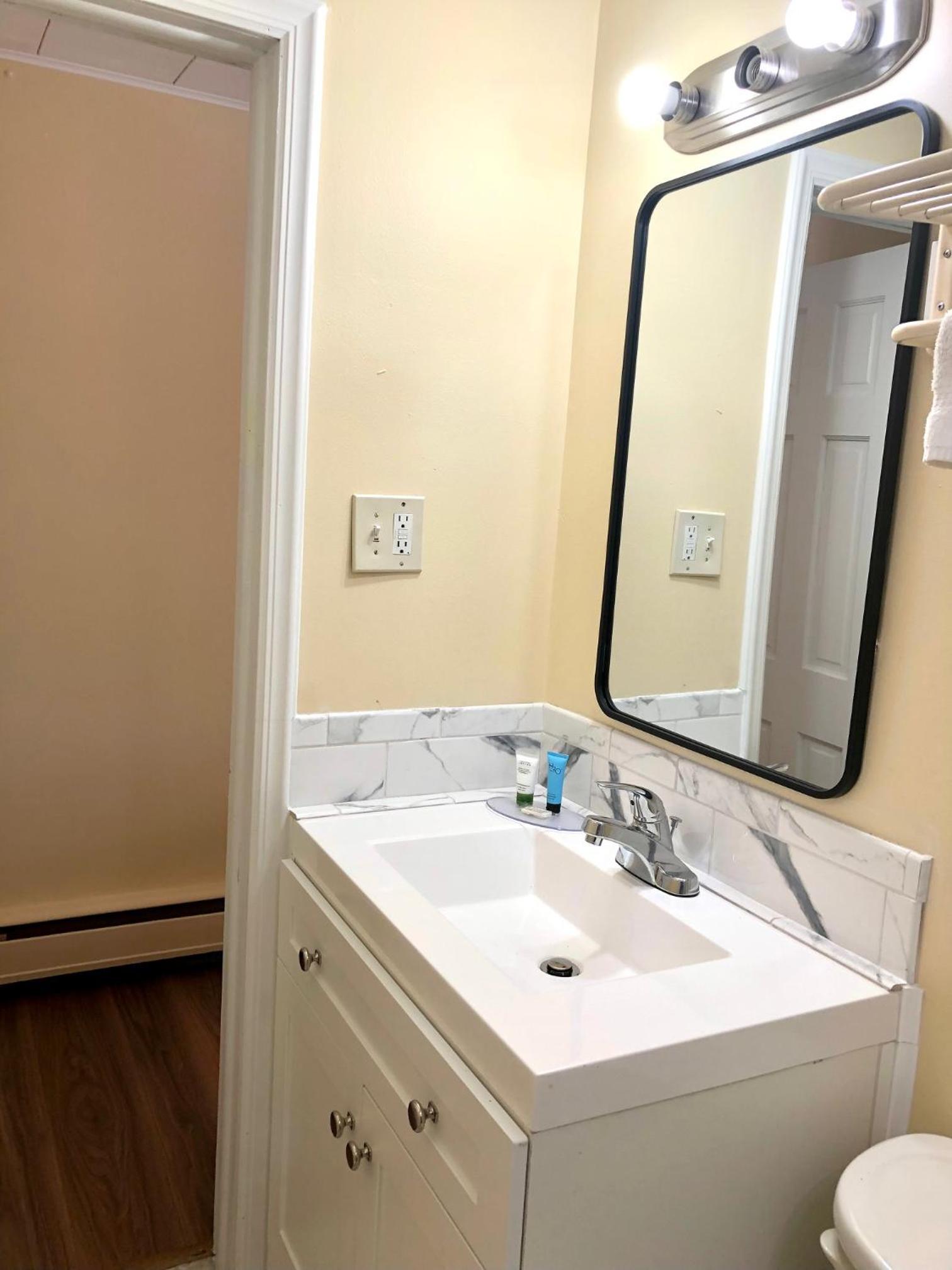 Queen Room - Photo 13