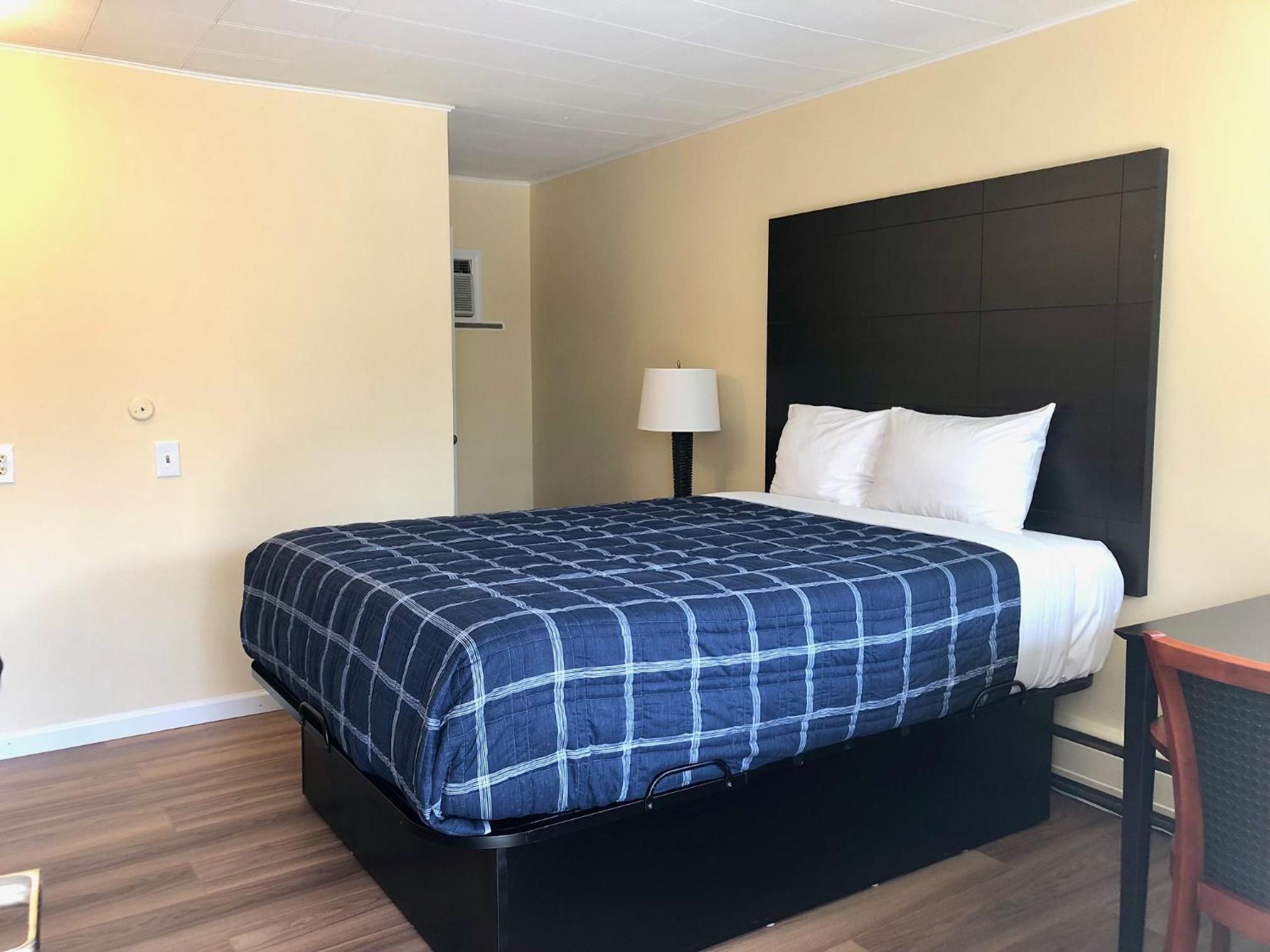 Queen Room - Photo 15