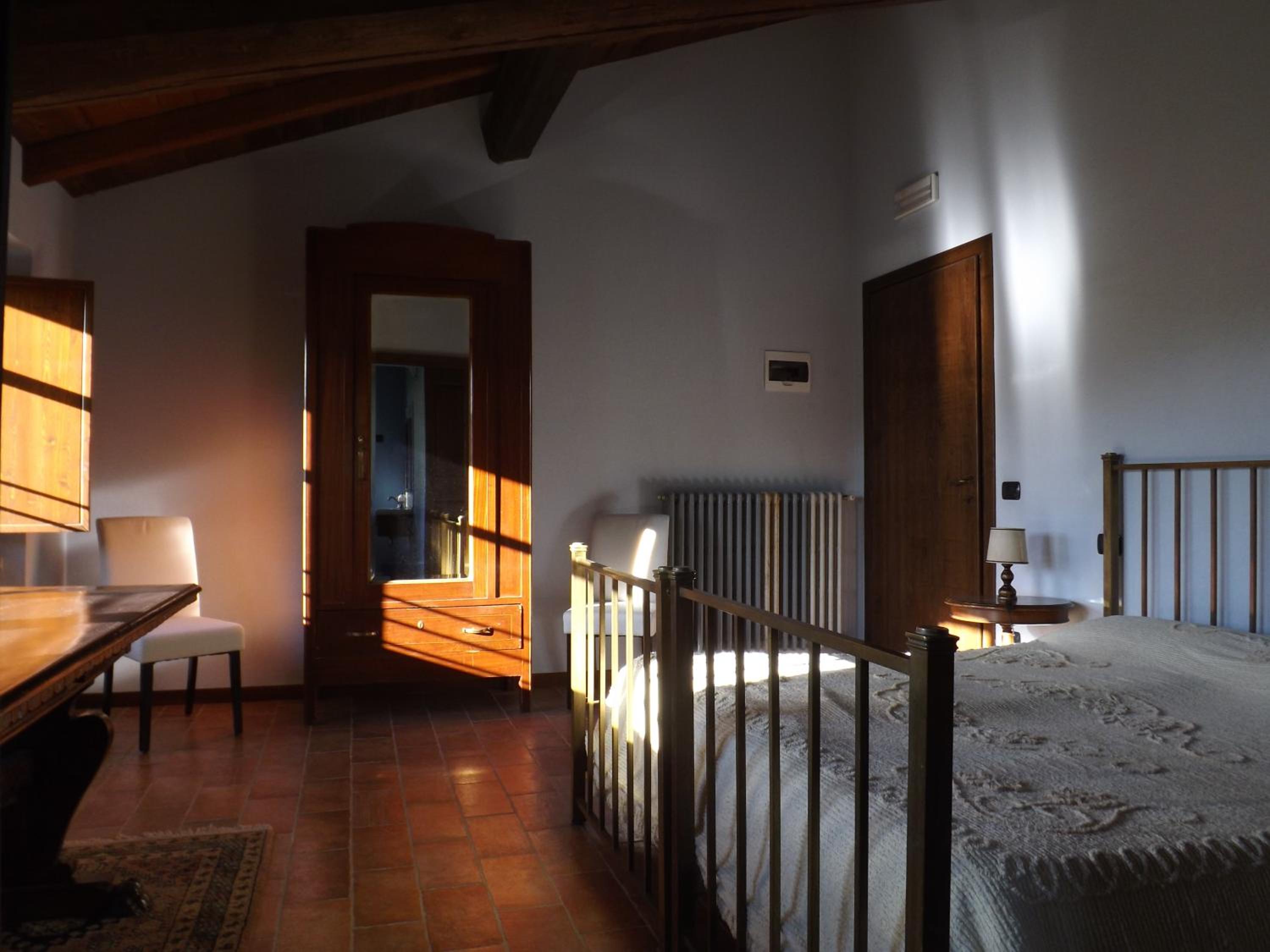 Twin Room with Private Bathroom photo 2