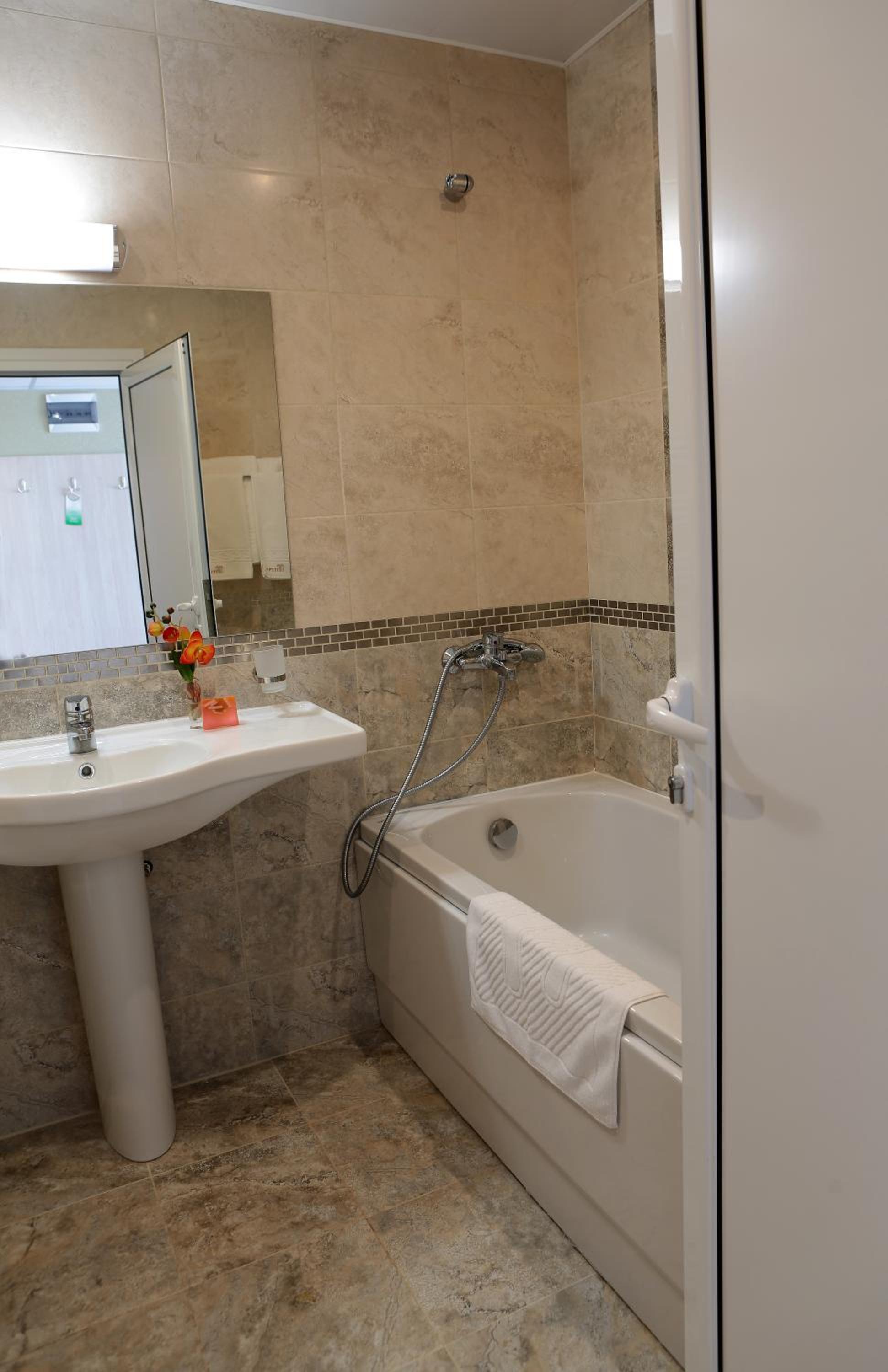 Deluxe Double or Twin Room photo 2